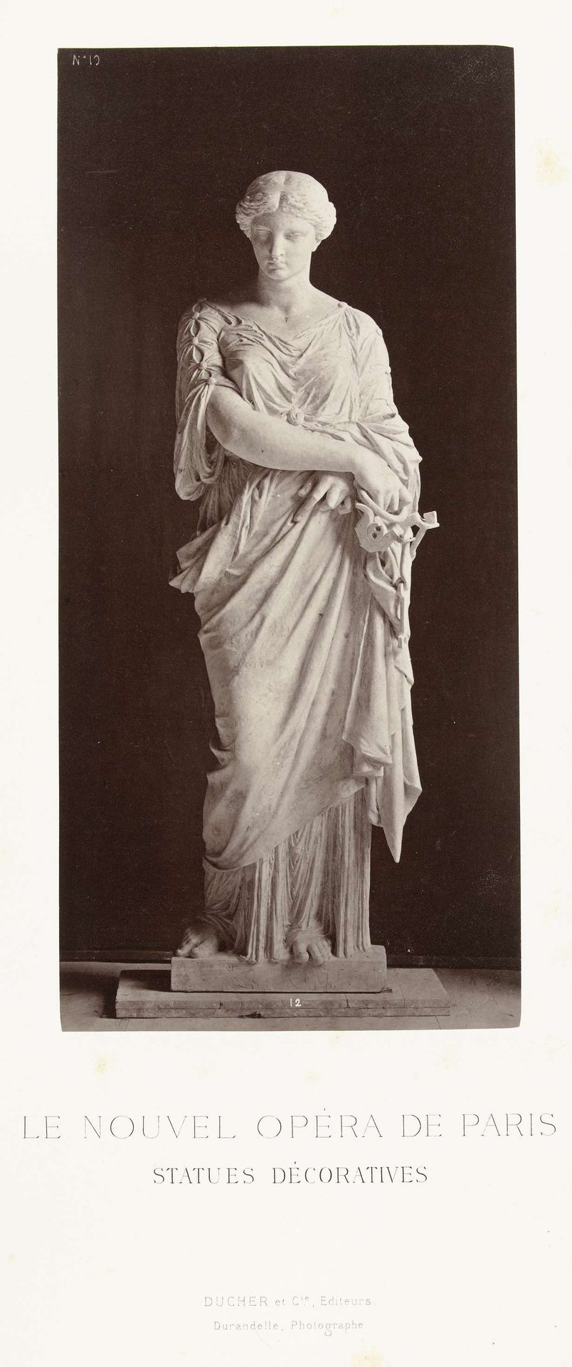 Marmeren beeld van een vrouw in een gewaad met gekruiste armen. by Louis-Emile Durandelle
