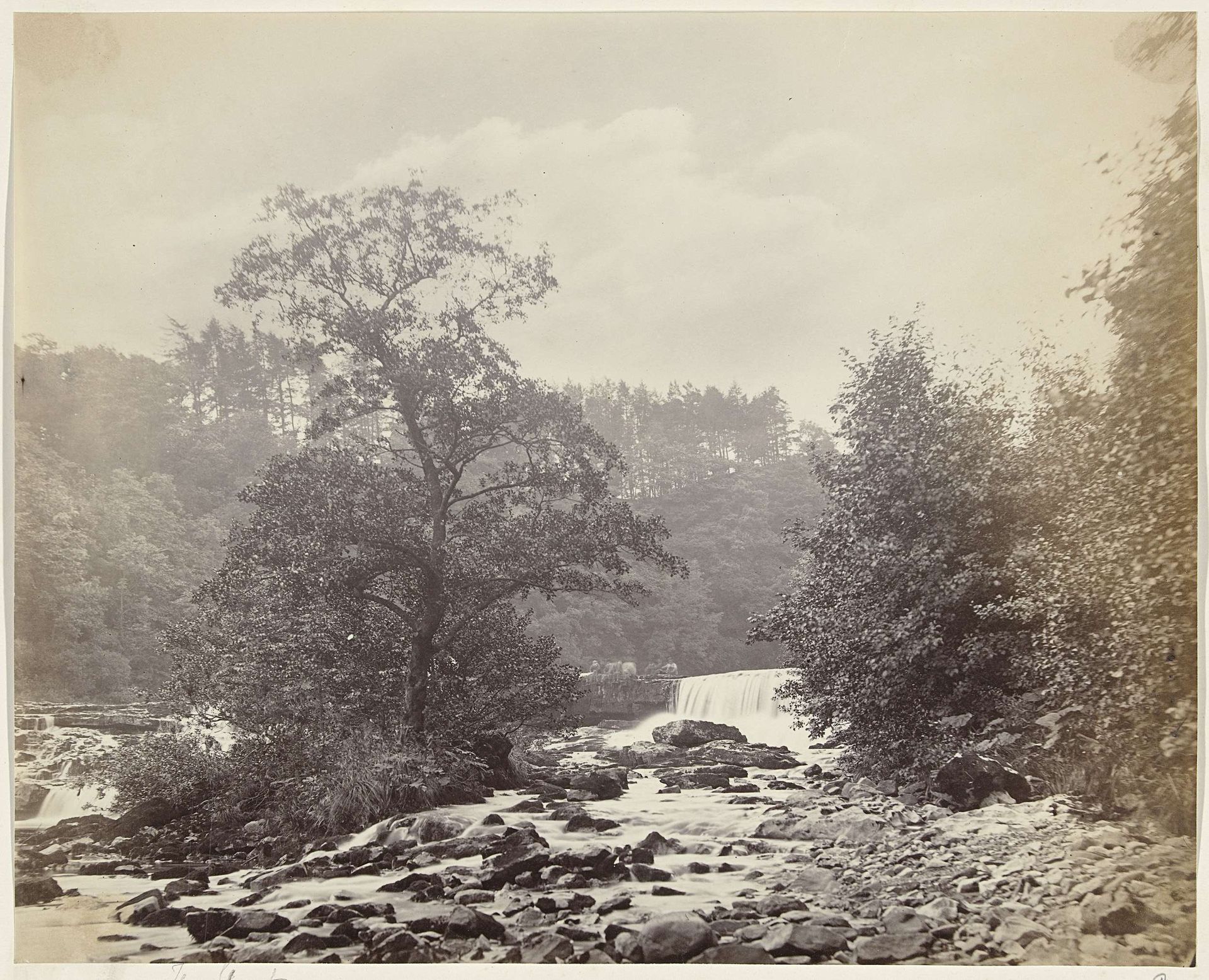 Gezicht op een waterval in de Greta in Cumberland by Thomas Milville Raven