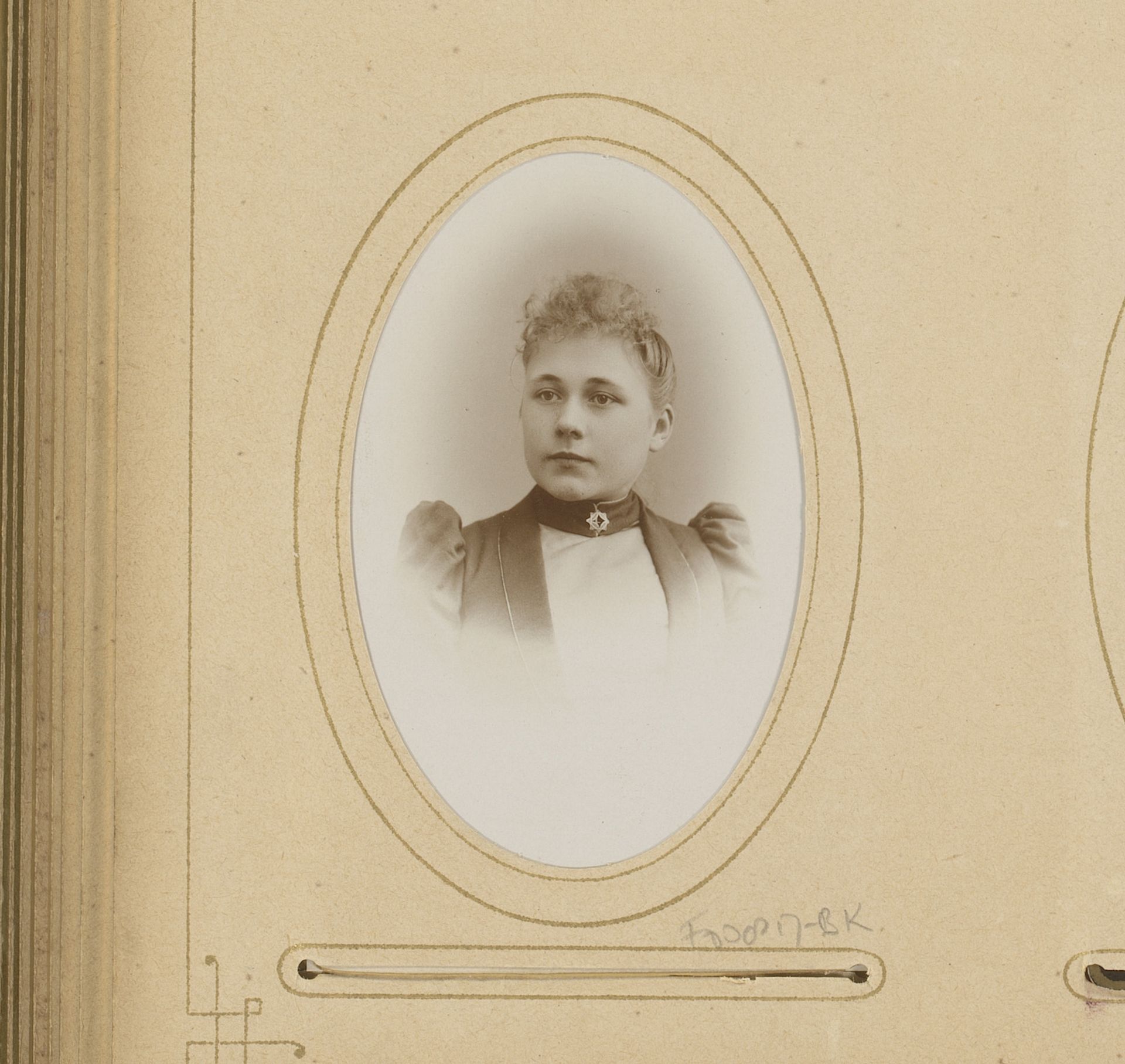 Portret van een vrouw by Brainich & Leusink