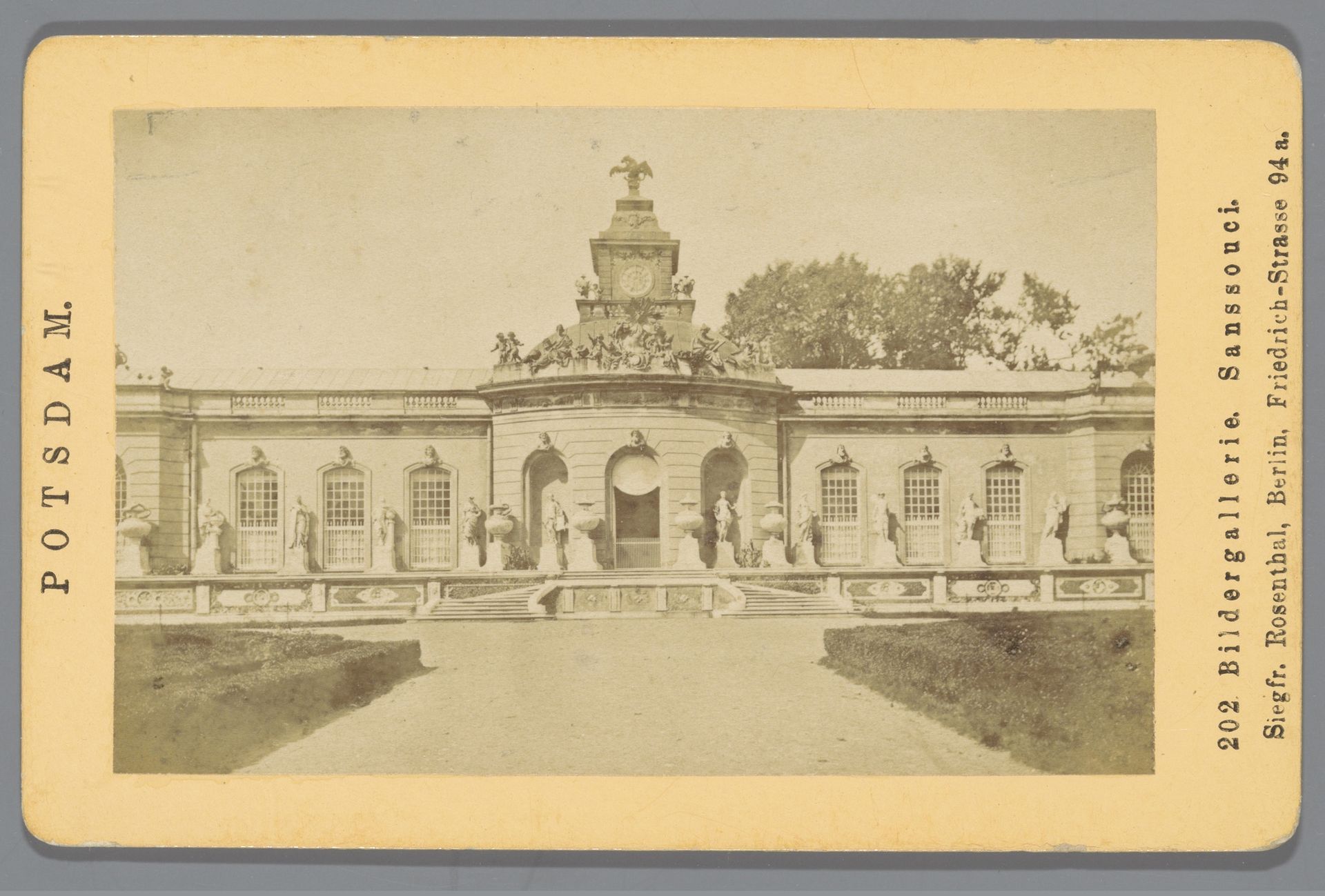 Exterieur van de beeldengalerij van Sanssouci, Potsdam by Siegfried Rosenthal
