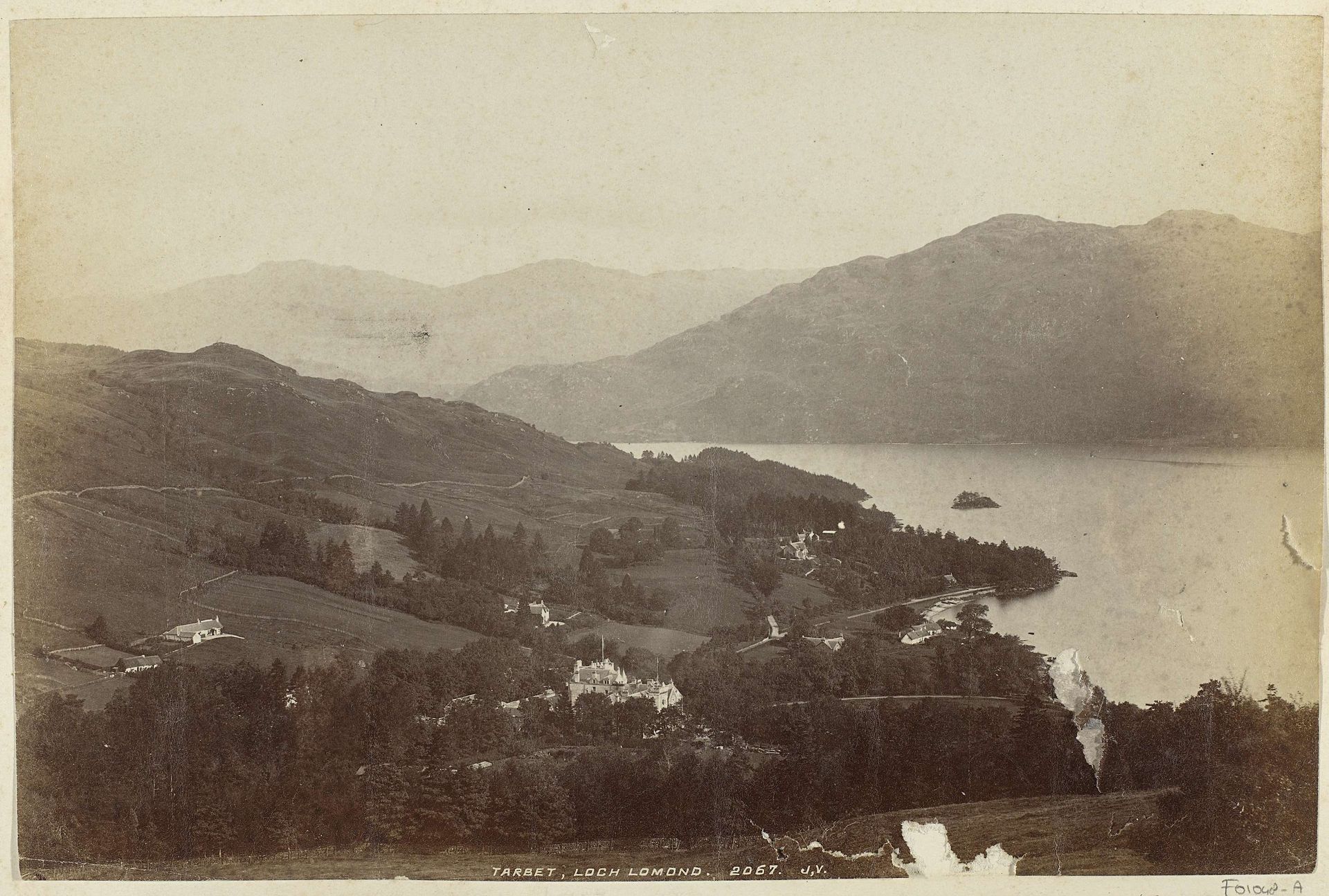 Gezicht op Tarbet en Loch Lomond in Schotland by James Valentine