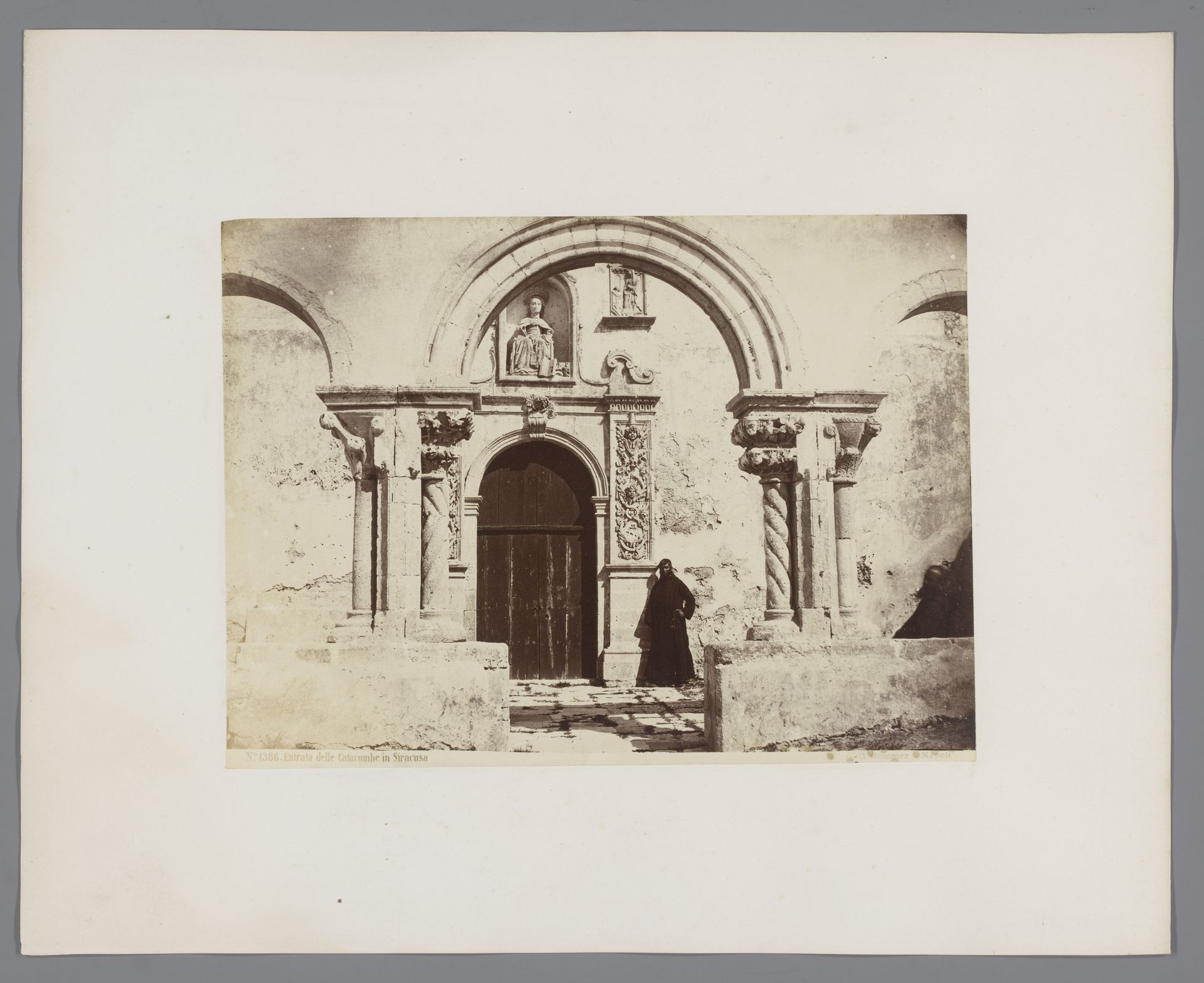 Ingang van de catacomben te Syracuse, Sicilië by Giorgio Sommer