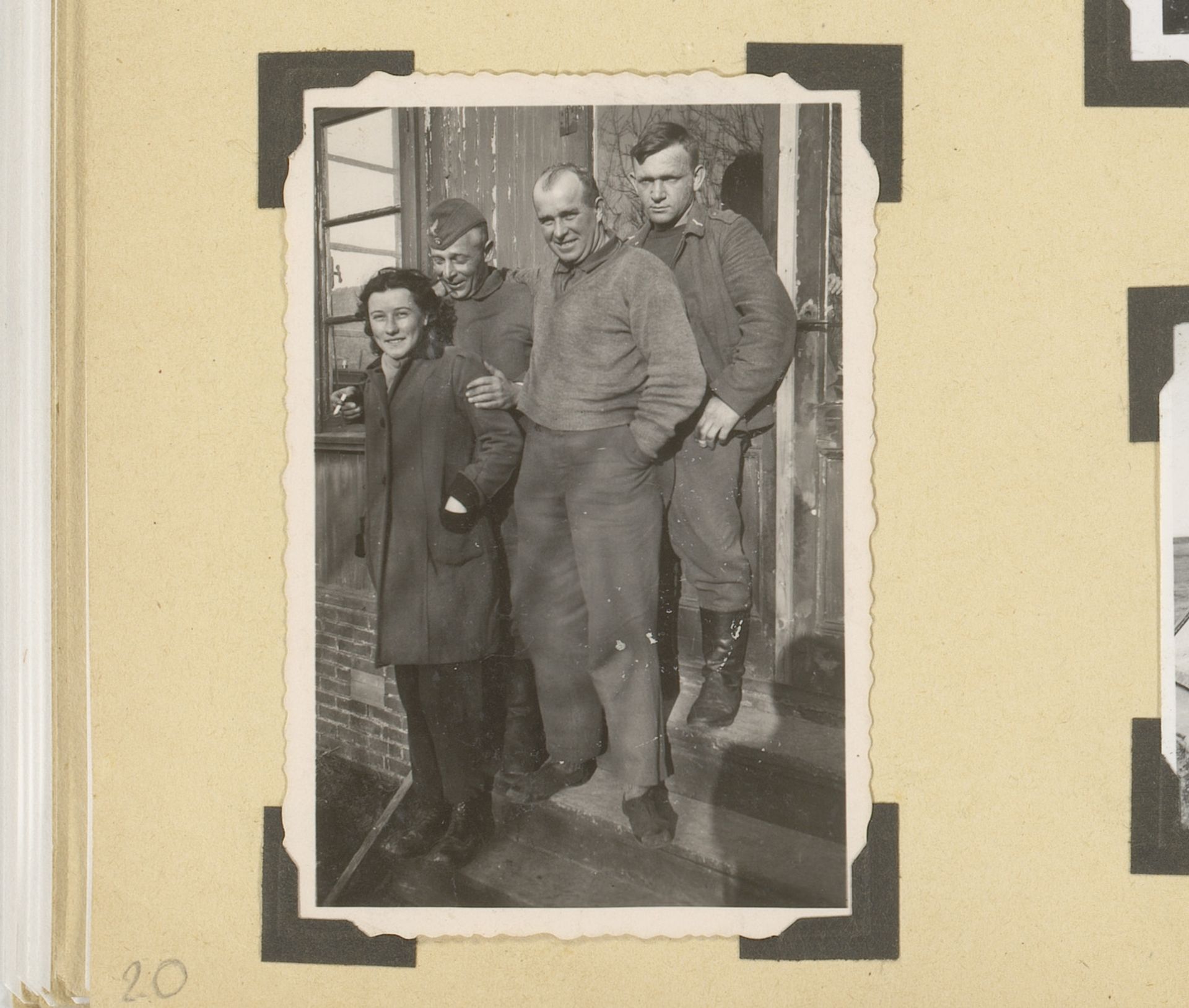 Drie Duitse militairen en een vrouw by Anonymous