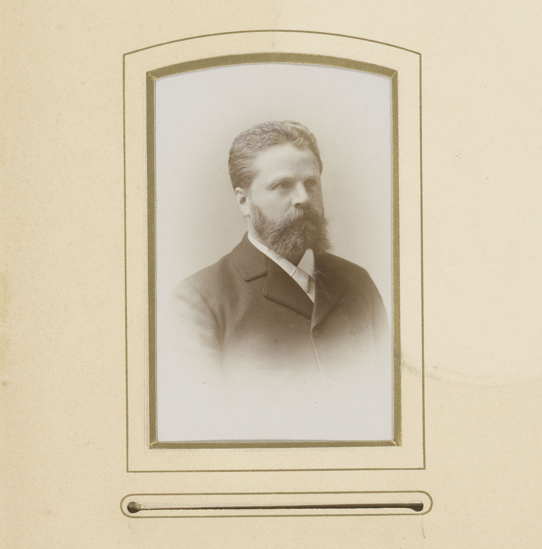 Portret van een man met snor en baard by Georg Schönau