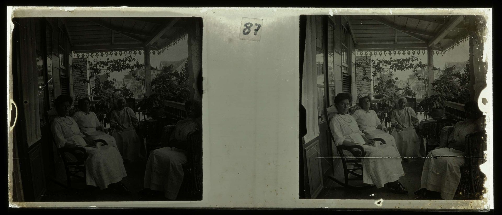 Familie op veranda in Paramaribo by Theodoor Brouwers