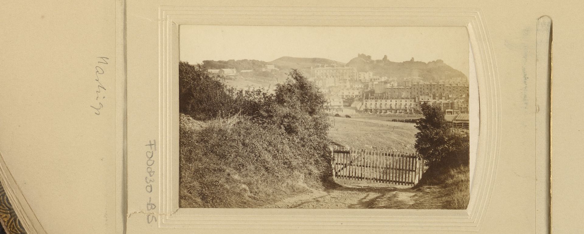 Gezicht op Hastings met de ruïnes van Hastings Castle, gezien vanaf het station by Frances Sutherland Mann