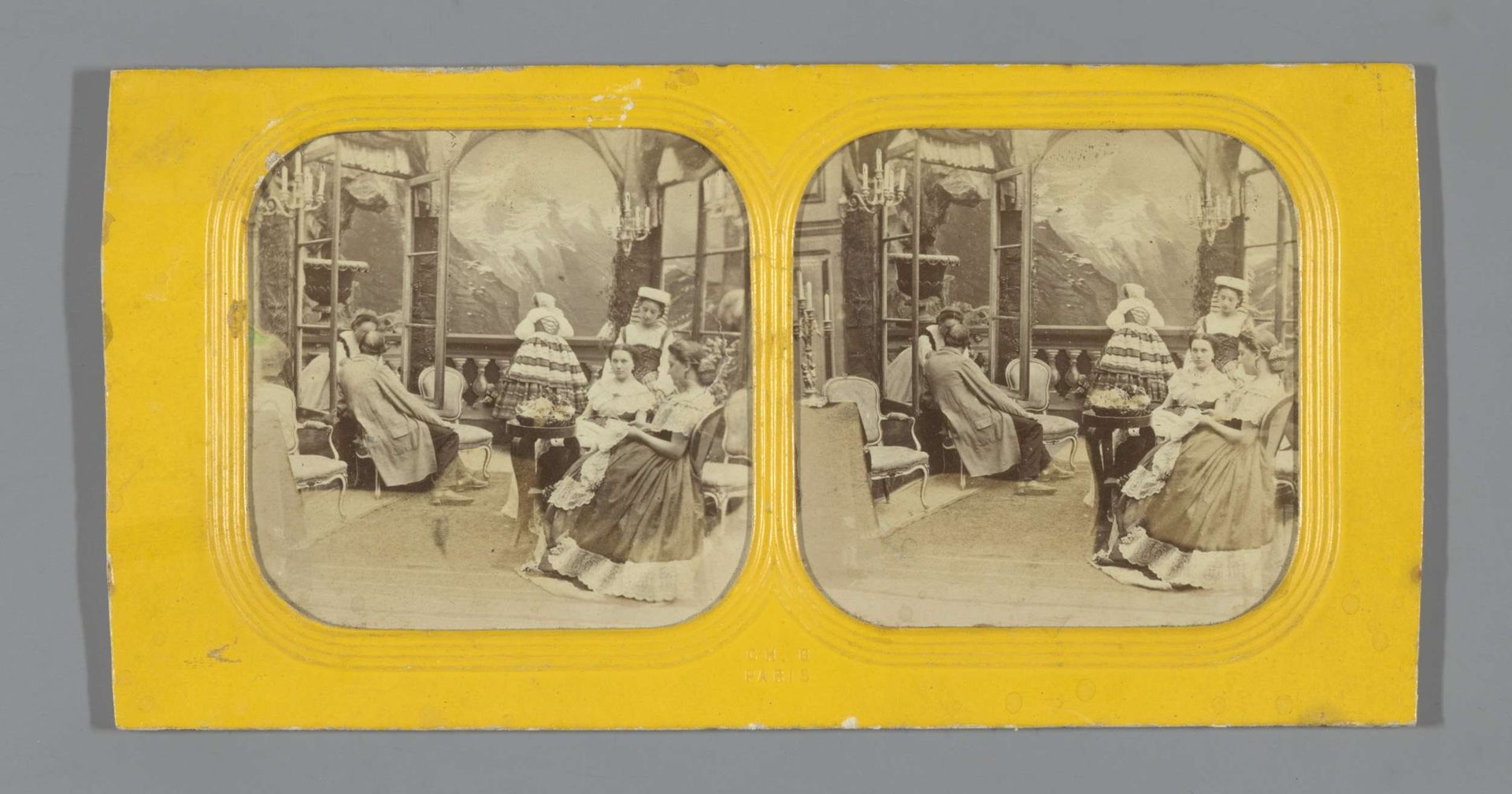Tafereel in een salon, op de achtergrond uitzicht op bergen by Anonymous