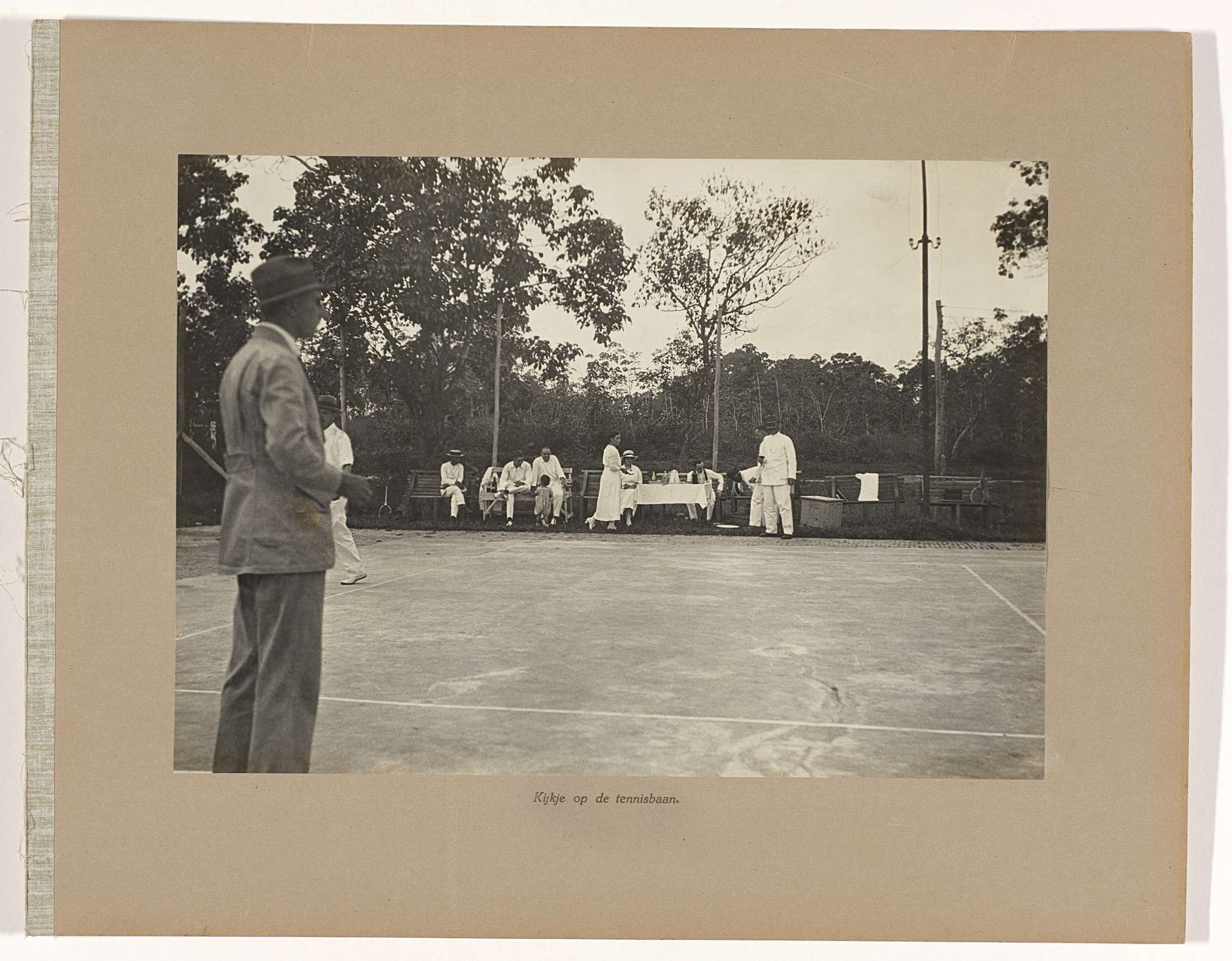 Kijkje op de tennisbaan by Anonymous