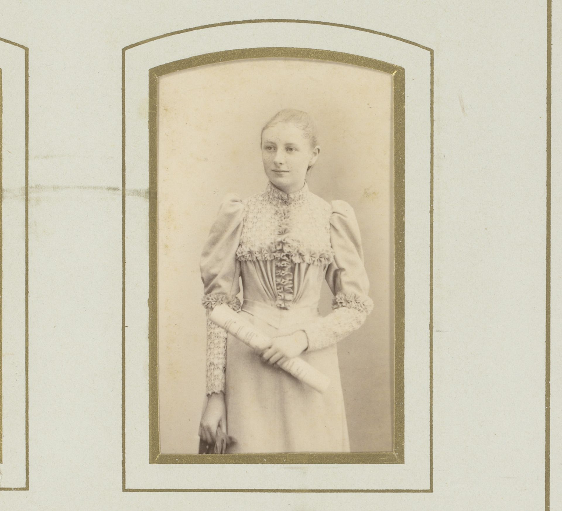 Portret van een jonge vrouw by Louis Sauvager