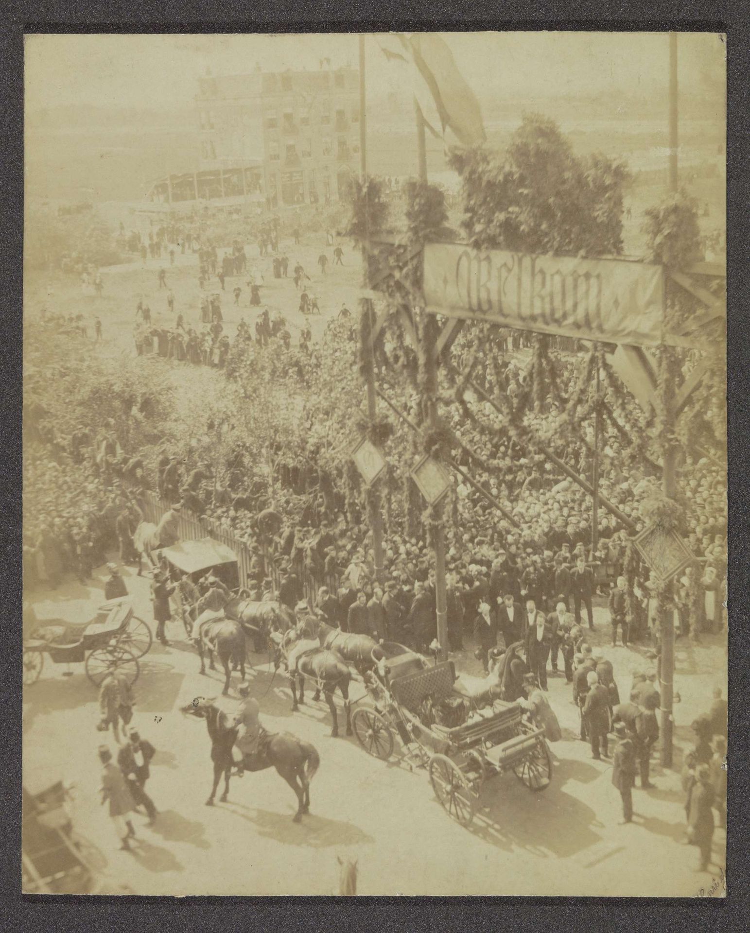 Koningin Wilhelmina en koningin Emma stappen uit de koets voor de eerste steenlegging van het Wilhelmina gasthuis in Amsterdam by Henri de Louw