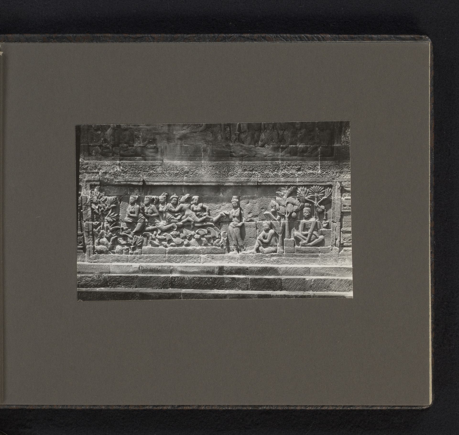 Reliëf op de Borobudur by Adeline Andrea. du Celliée Muller