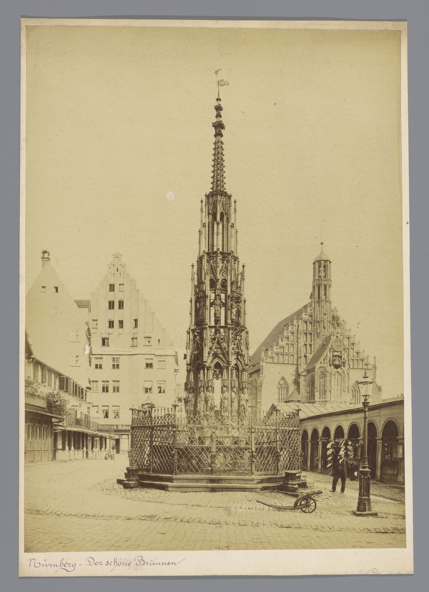 Schöner Brunnen op de Hauptmarkt te Neurenberg by Anonymous