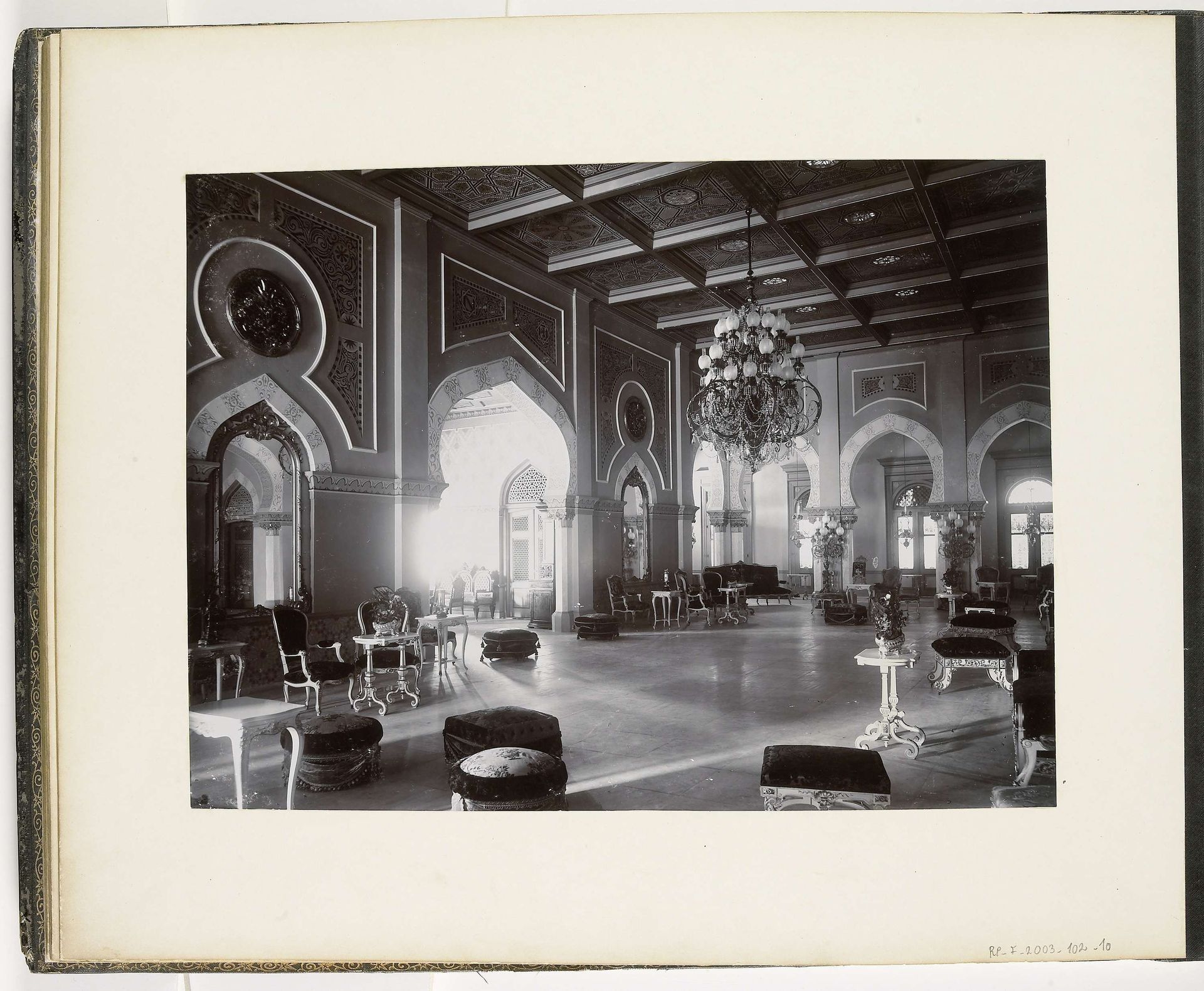 Interieur van het paleis van de Sultan van Deli, Sumatra (Palais des Sultans von Deli Interieur) by Carl J. Kleingrothe
