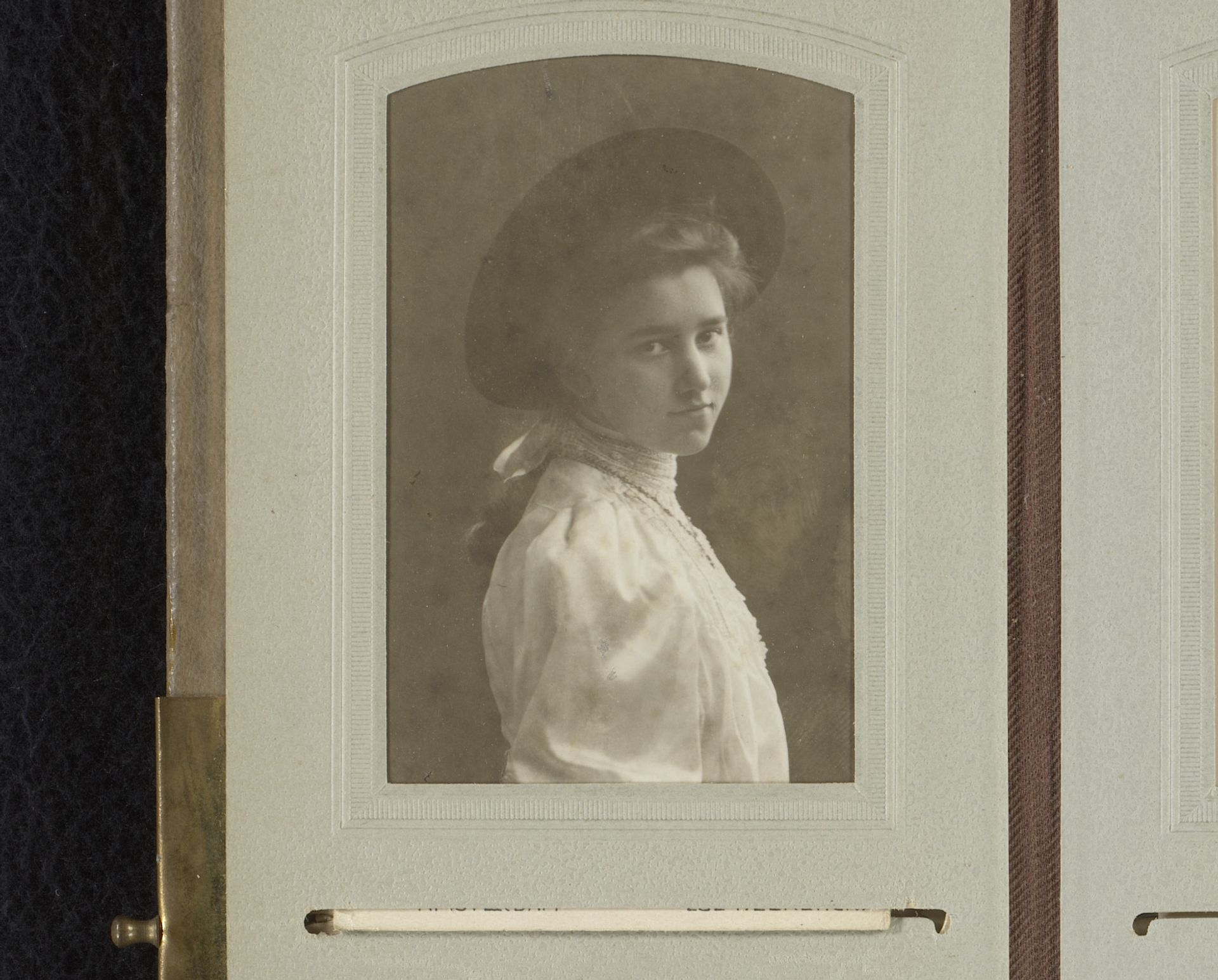 Portret van een jonge vrouw by Franz Eiffert