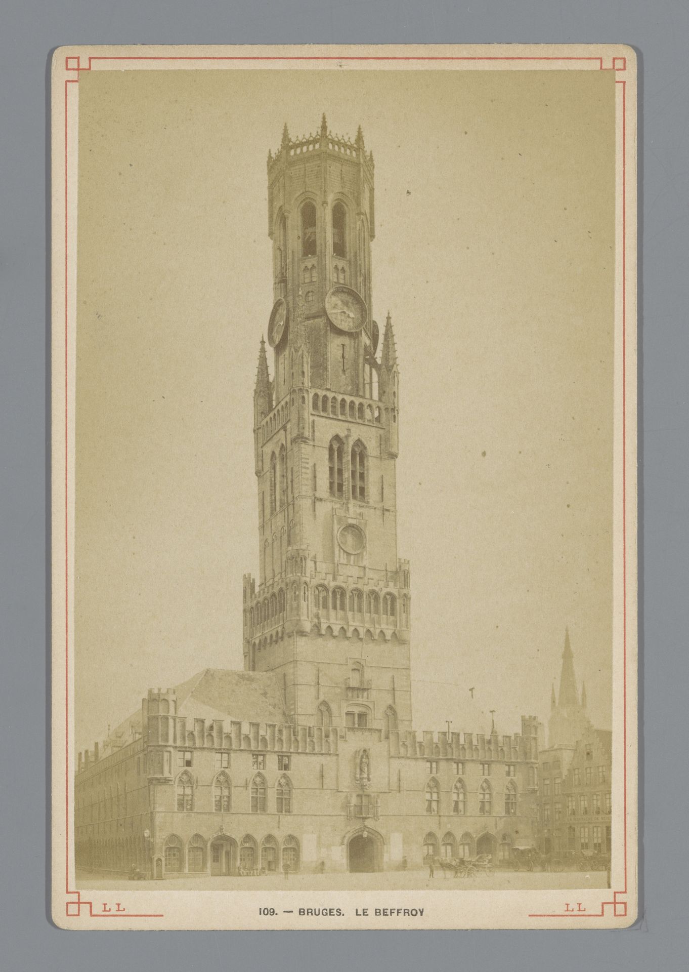 Gezicht op de Belfort in Brugge by Léon & Lévy
