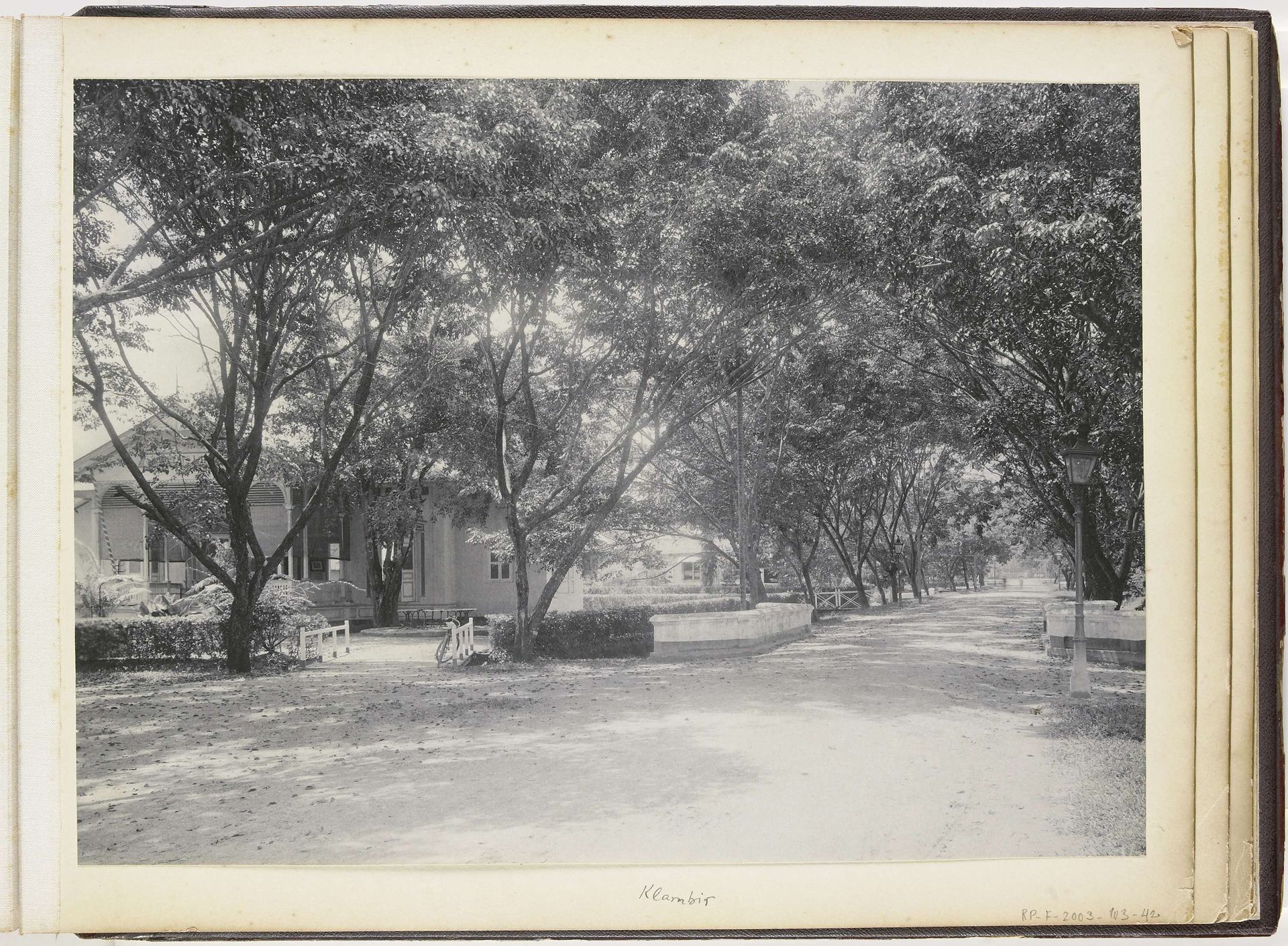 Gezicht op Sociëteit Klambir, Langkat Sumatra by Heinrich Ernst & Co