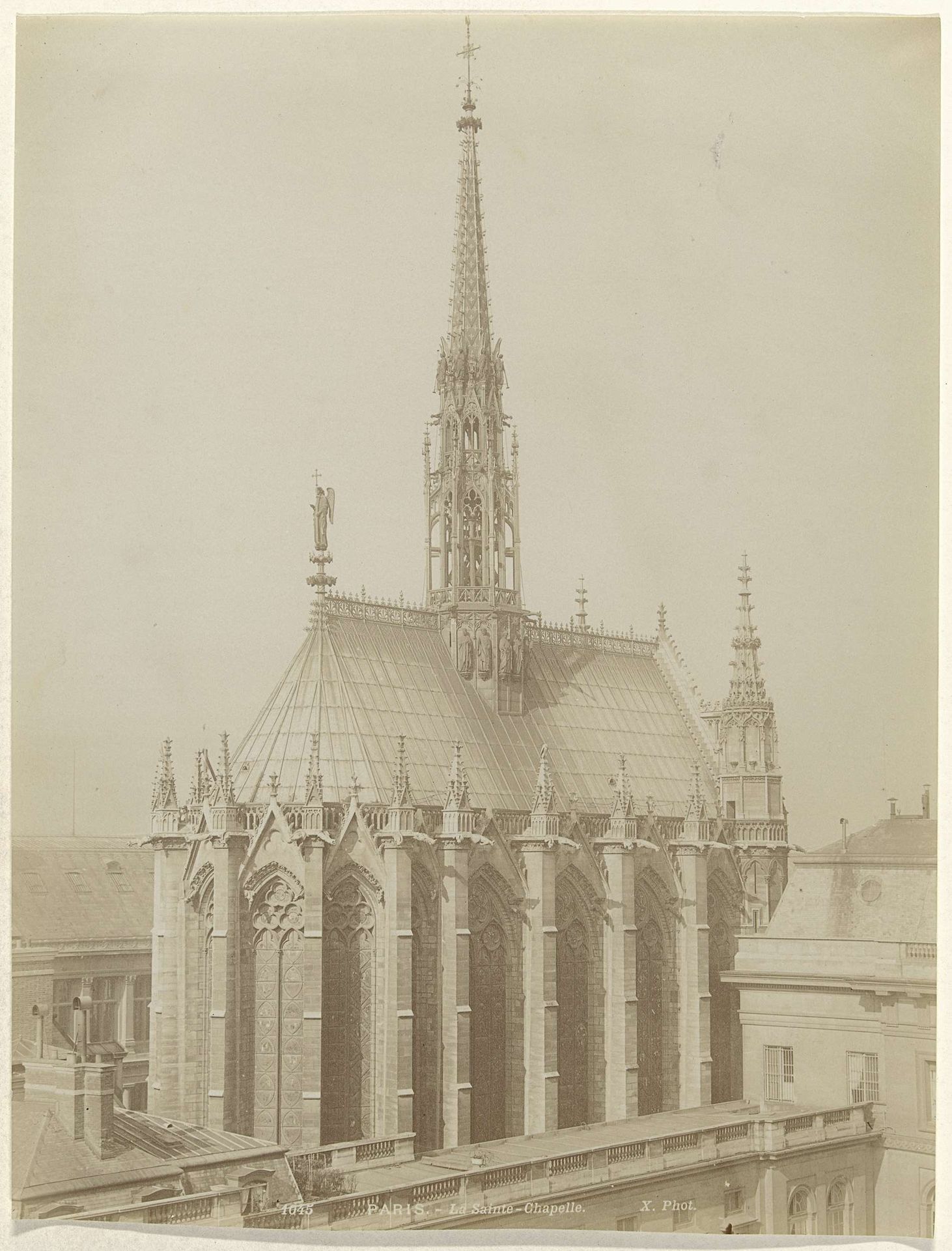 Exterieur van de Sainte-Chapelle te Parijs by X phot.