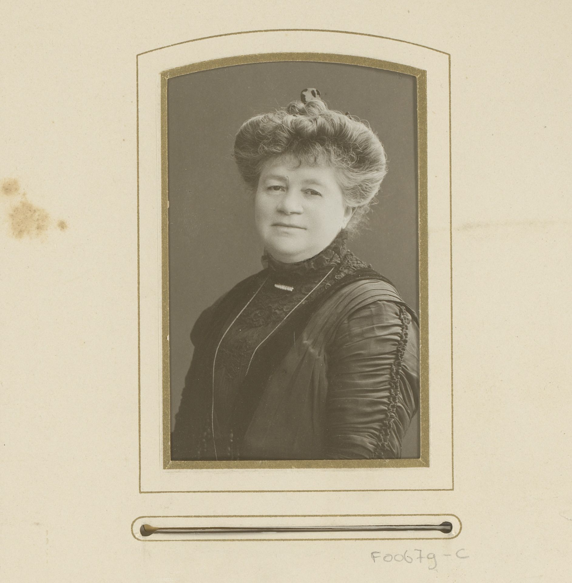 Portret van een vrouw by Hermann (fotograaf) Noack