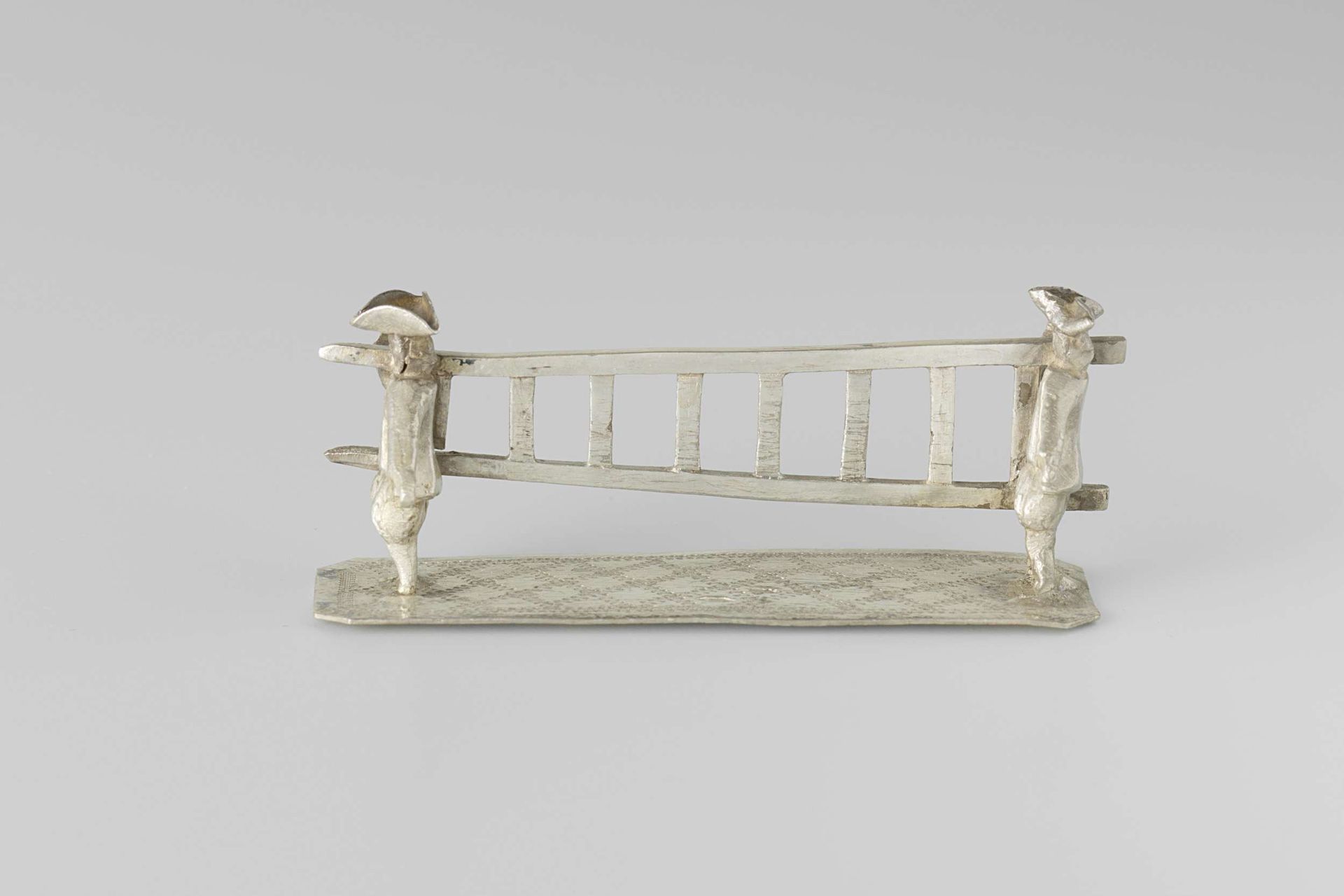 Twee mannen met een ladder by W. Freen