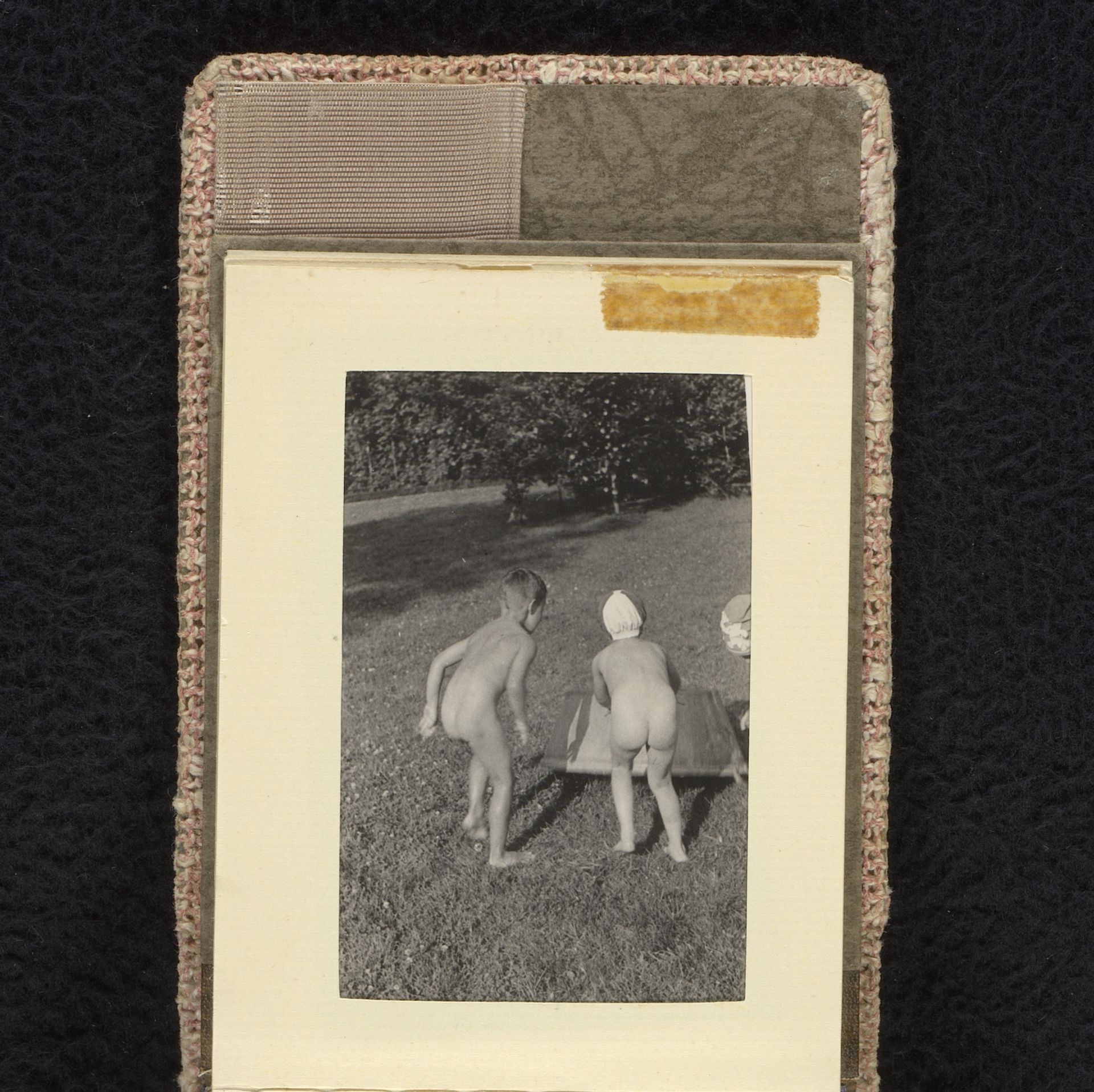 Isabel Wachenheimer rond een tobbe met een onbekend jongetje, juli-augustus 1933, Hamburg by familie Wachenheimer