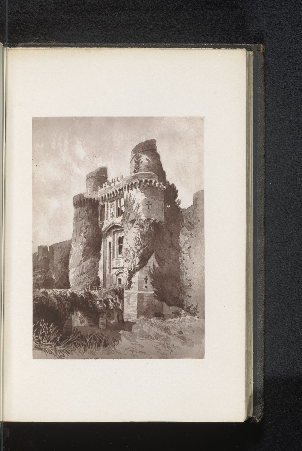 Fotoreproductie van een schildering, voorstellende de toegangspoort van Herstmonceux Castle by Anonymous