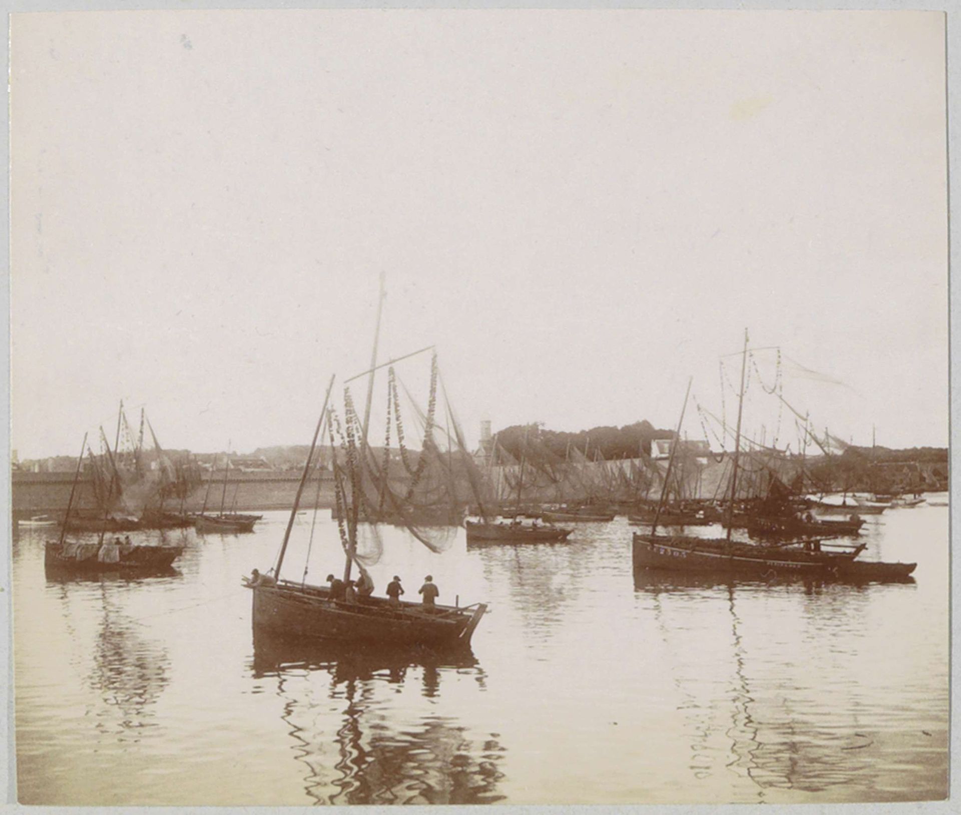 Vissersboten in de haven van Concarneau by Delizy