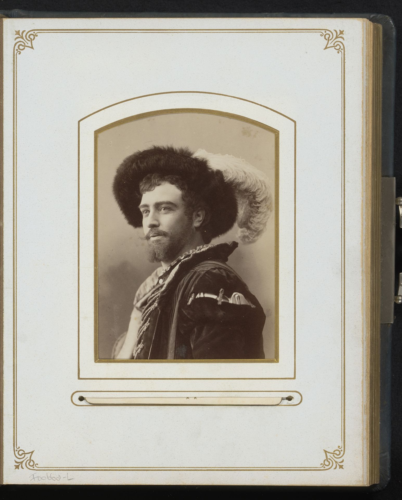 Portret van een acteur als Faust met baret by Hansen & Weller