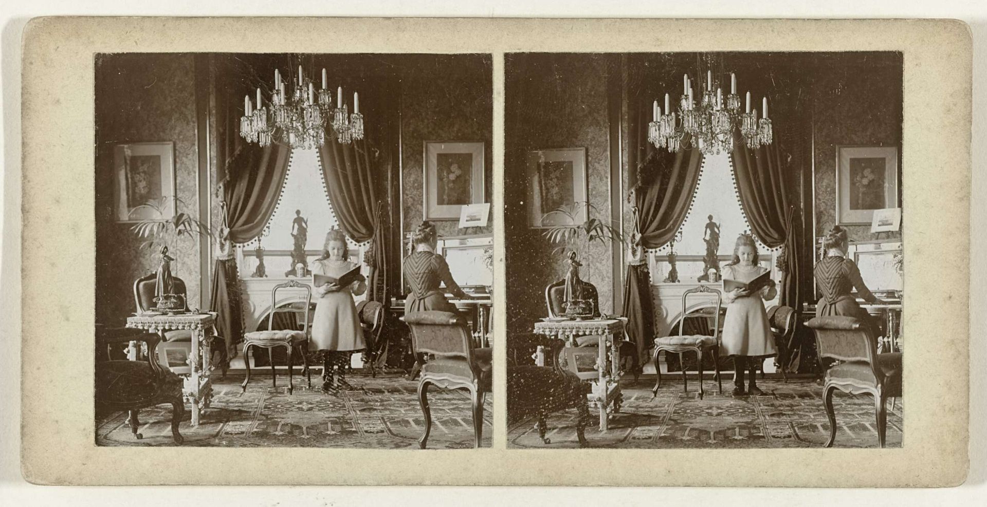 Interieur van de familie De Schamphelaere (Gent, België) met een vrouw piano spelend en een meisje declamerend (?) by Oswald De Schamphelaere