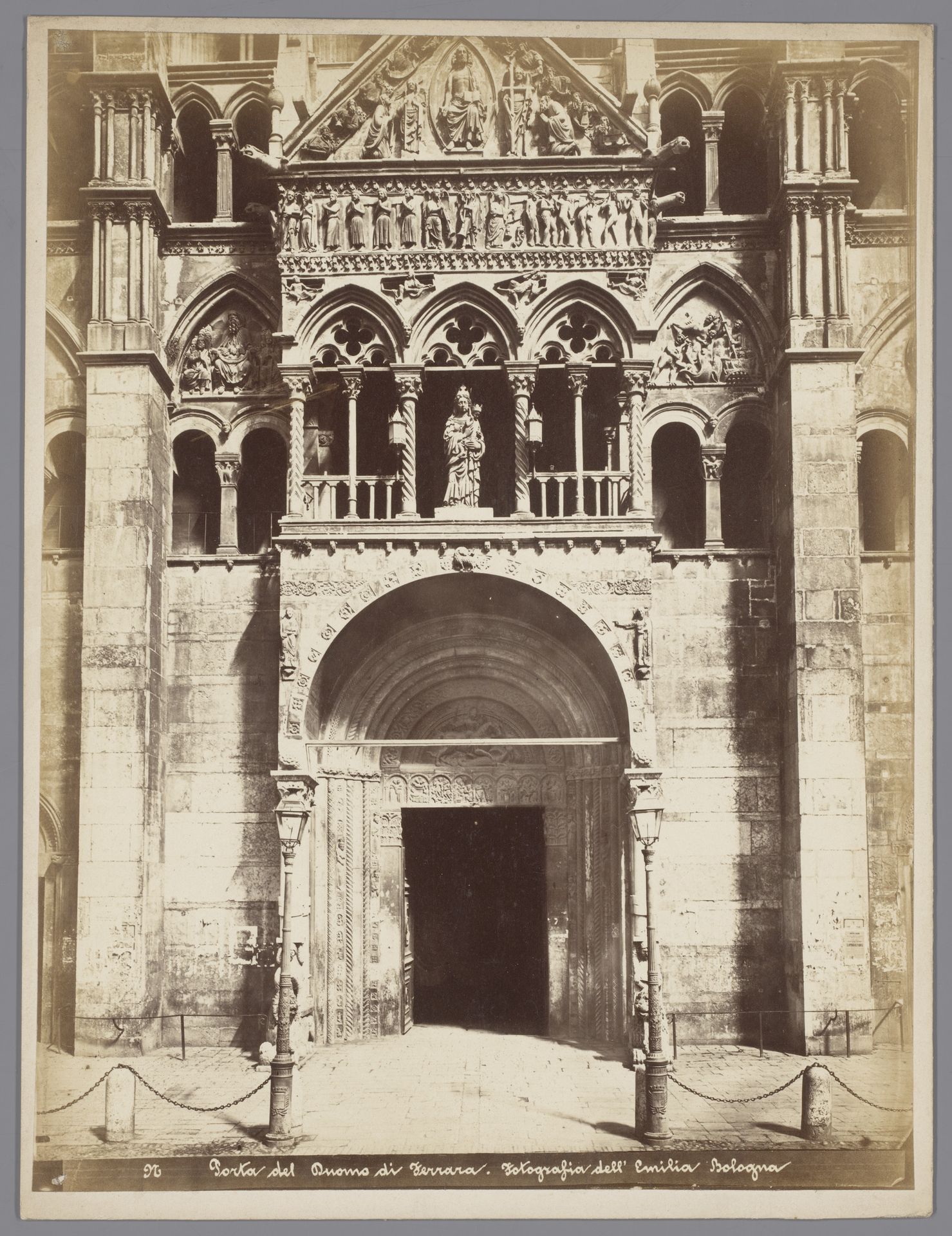 Entrée van de kathedraal van Ferrara by Fotografia dell'Emilia
