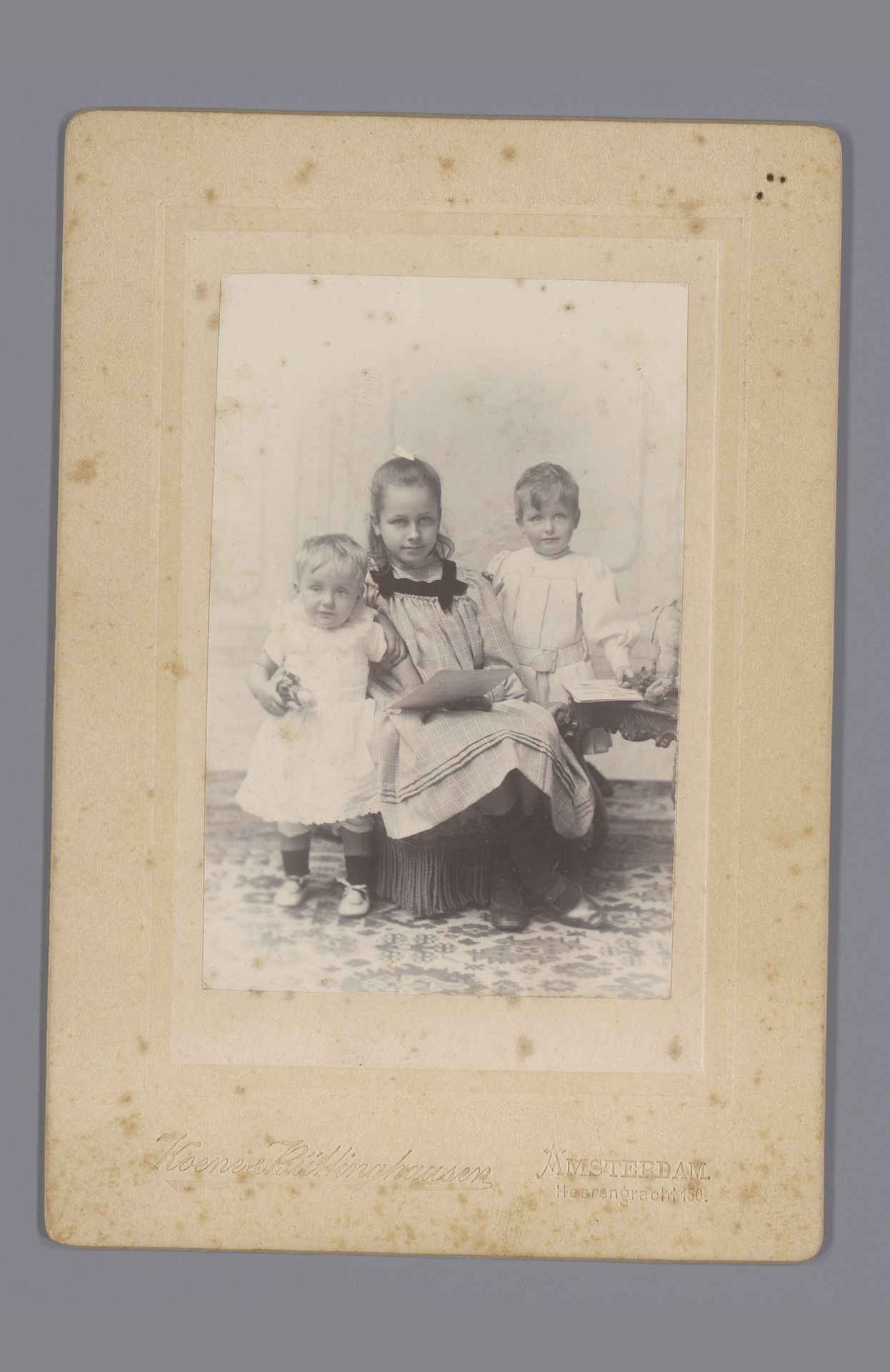 Portret van Johanna Geertruida, Lucas en Willem Jonker by Koene & Büttinghausen