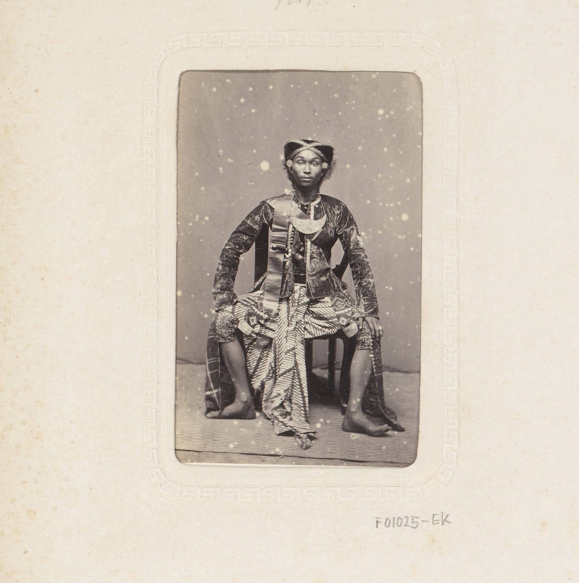 Portret van een Indonesische man in traditionele kleding by Woodbury & Page