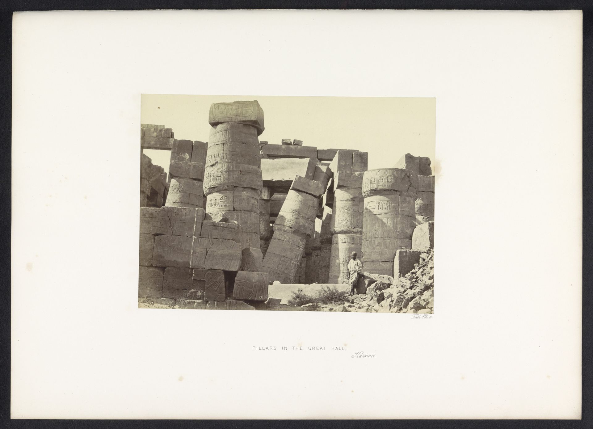 Pilaren van de grote zaal in de tempel van Karnak by Francis Frith