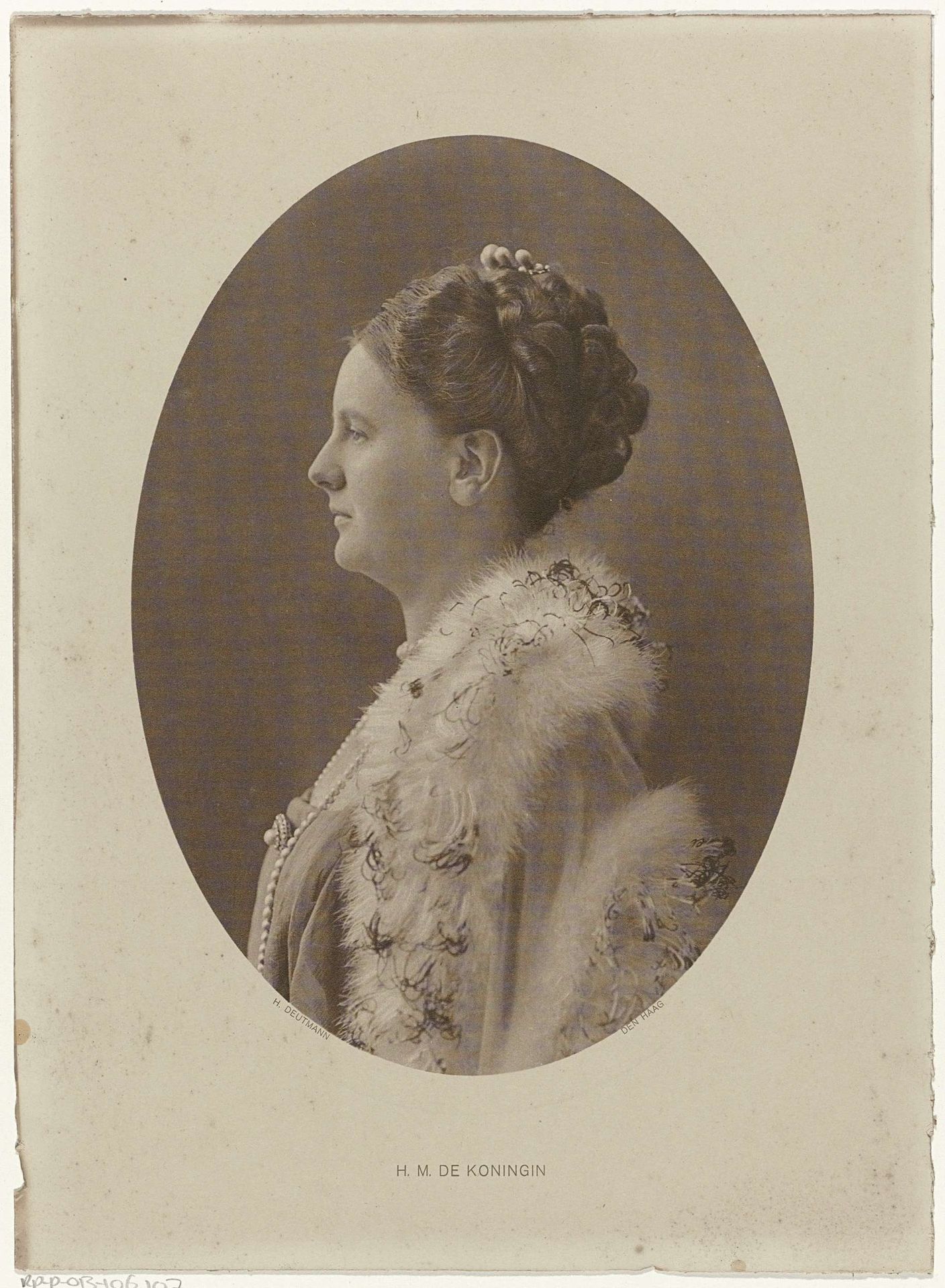 Portret van Wilhelmina, koningin der Nederlanden by Herman Deutmann