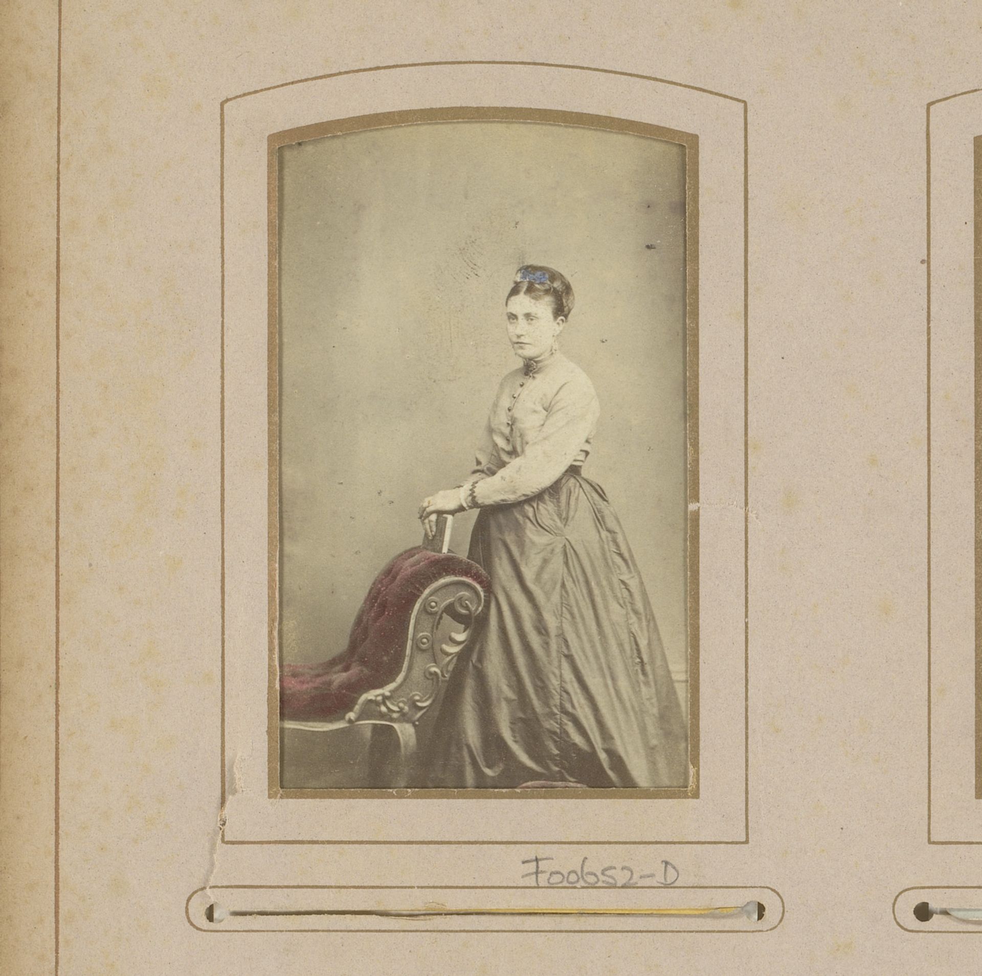 Portret van een vrouw, staand bij een sofa by J.H. Haccitt