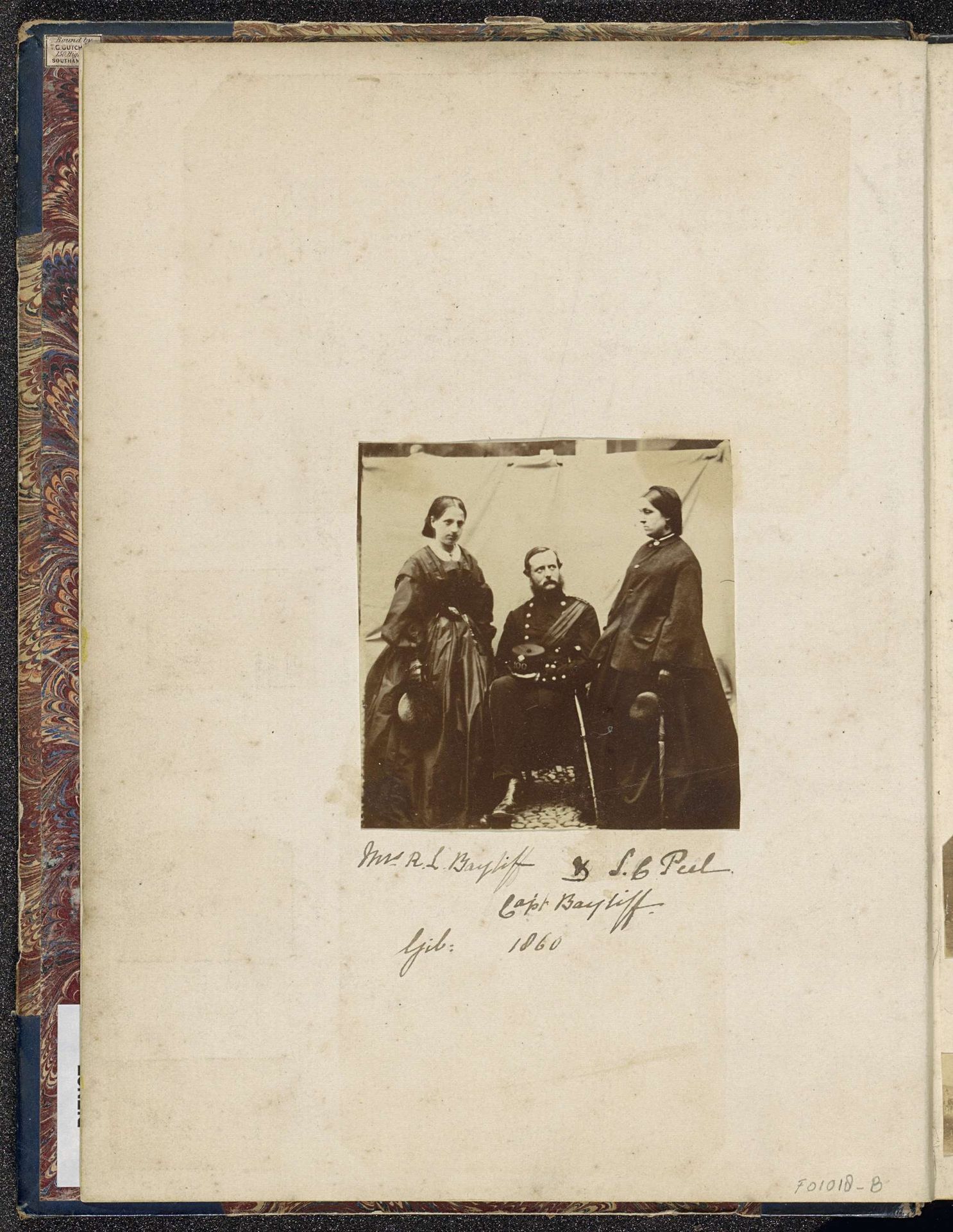 Portret van R.L. Bayliff, kapitein Bayliff in militair kostuum en S.C. Peel by Anonymous