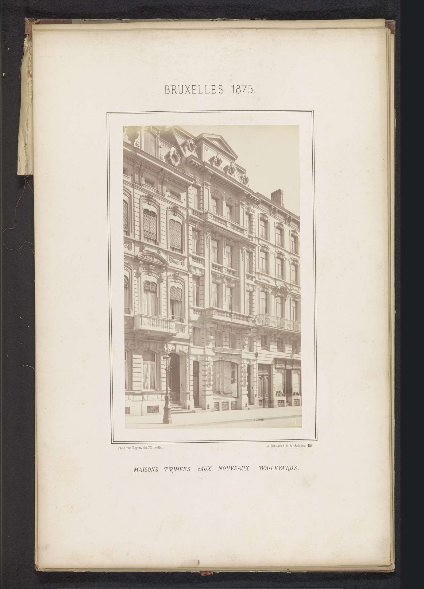 Exterieur van het gebouw op Place de Brouckère 5 te Brussel by Alexandre de Blochouse