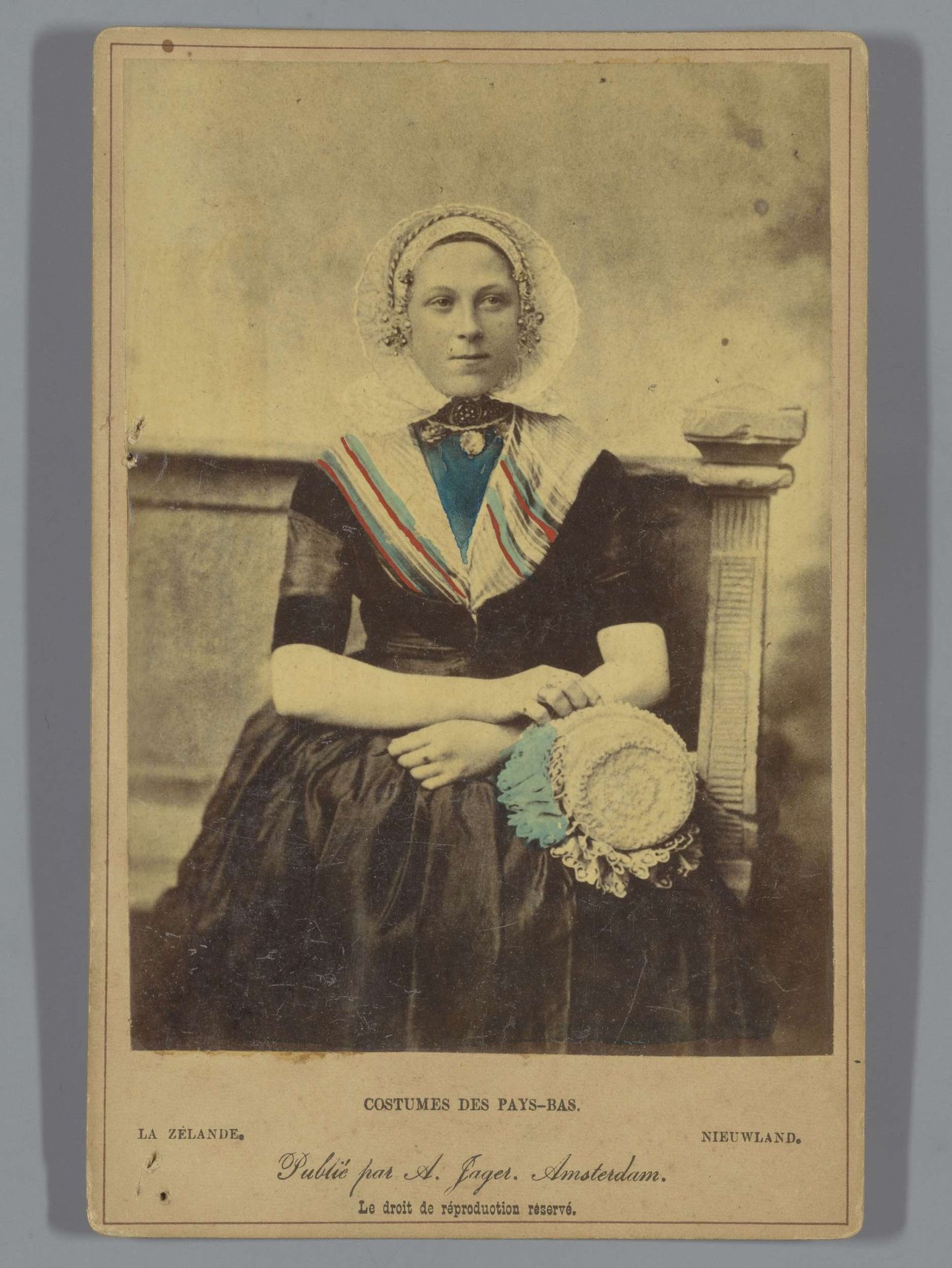 Portret van een onbekende vrouw in klederdracht van Nieuwland, Zeeland by Andries Jager