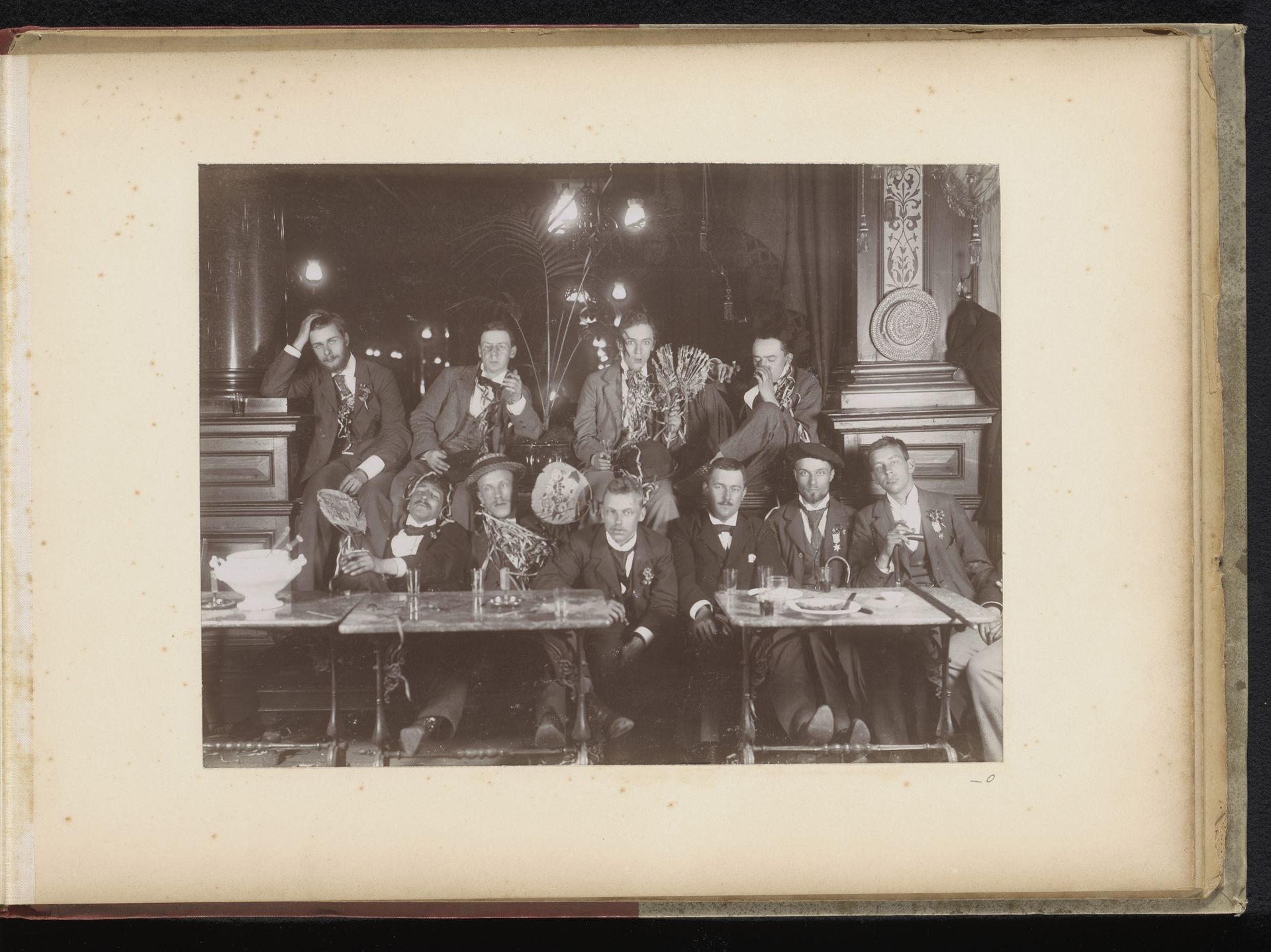 Groepsportret van leden van het Amsterdamsch Studenten Corps by Nicolaas Schuitvlot