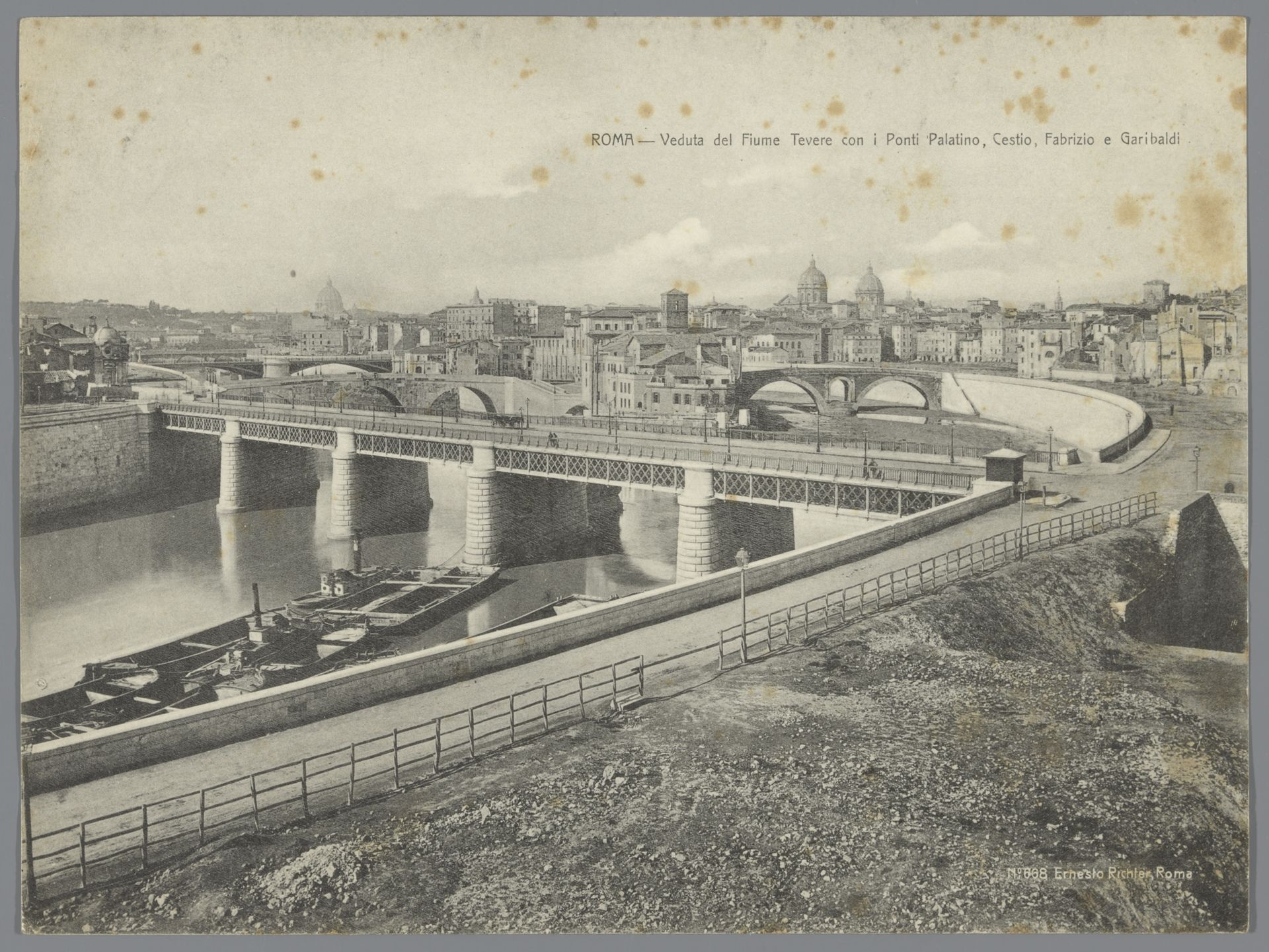 Reproductie van een tekening van het Tibereiland en de Ponte Palatino te Rome by Ernesto Richter