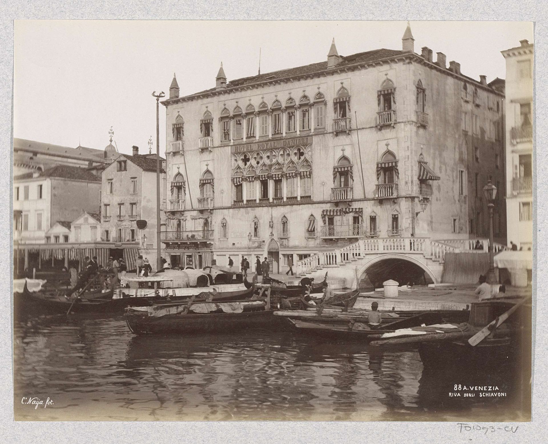 Hotel Royal Danieli in het Palazzo Dandolo en boten aan de Riva degli Schiavoni in Venetië by Carlo Naya