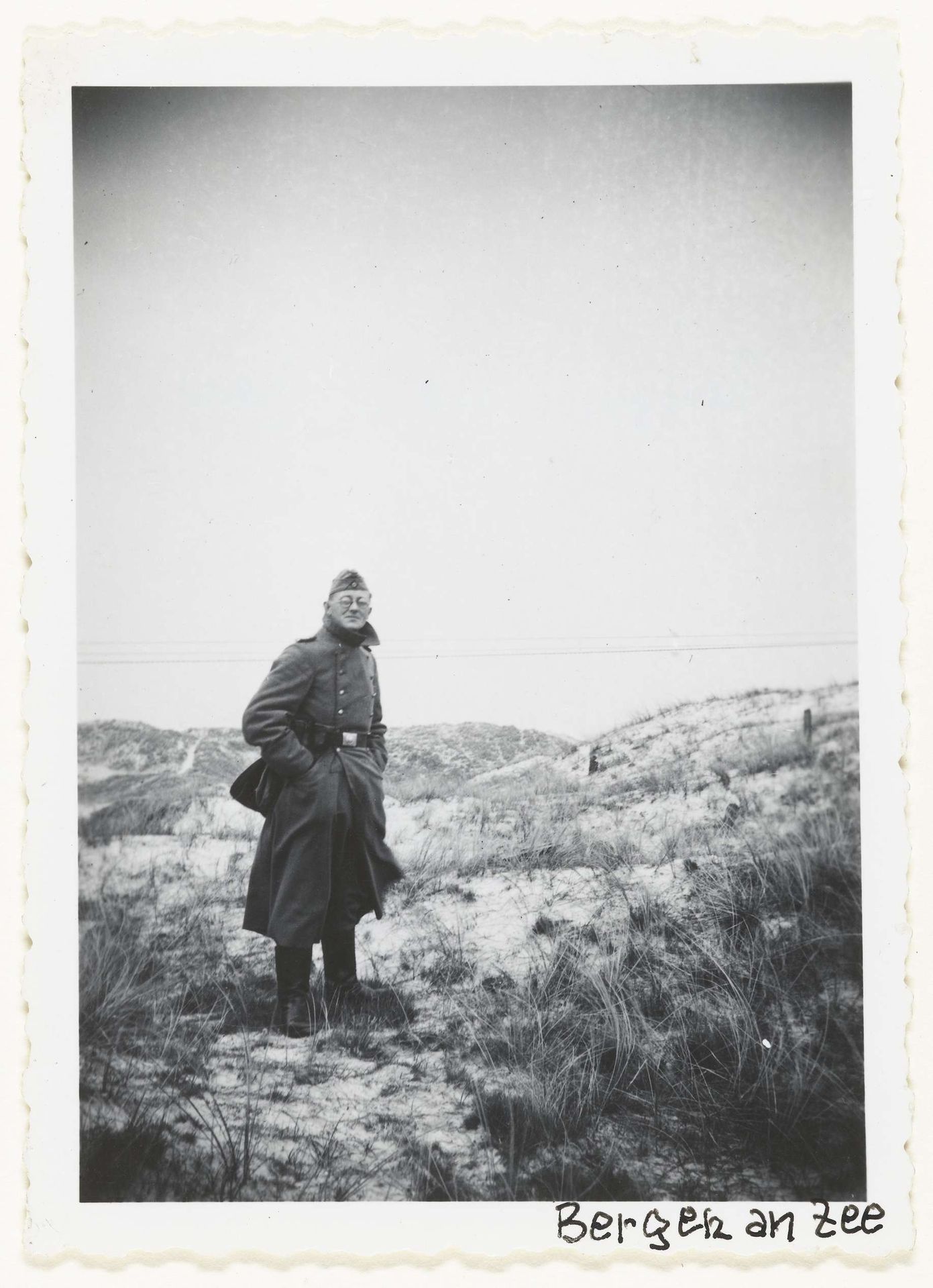 Wehrmacht soldaat in de duinen by Anonymous