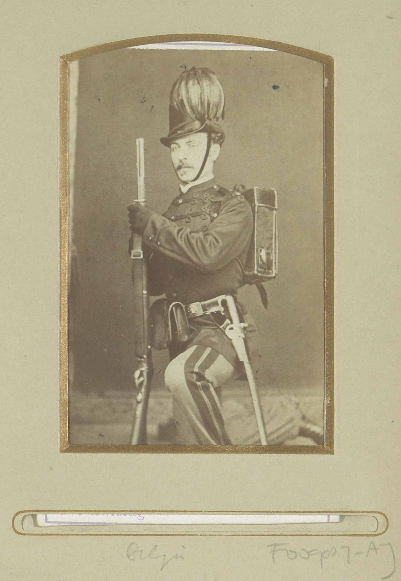 Portret van een (vermoedelijk) Belgische militair, knielend met geweer en verenhoed by Charles D'Hoy