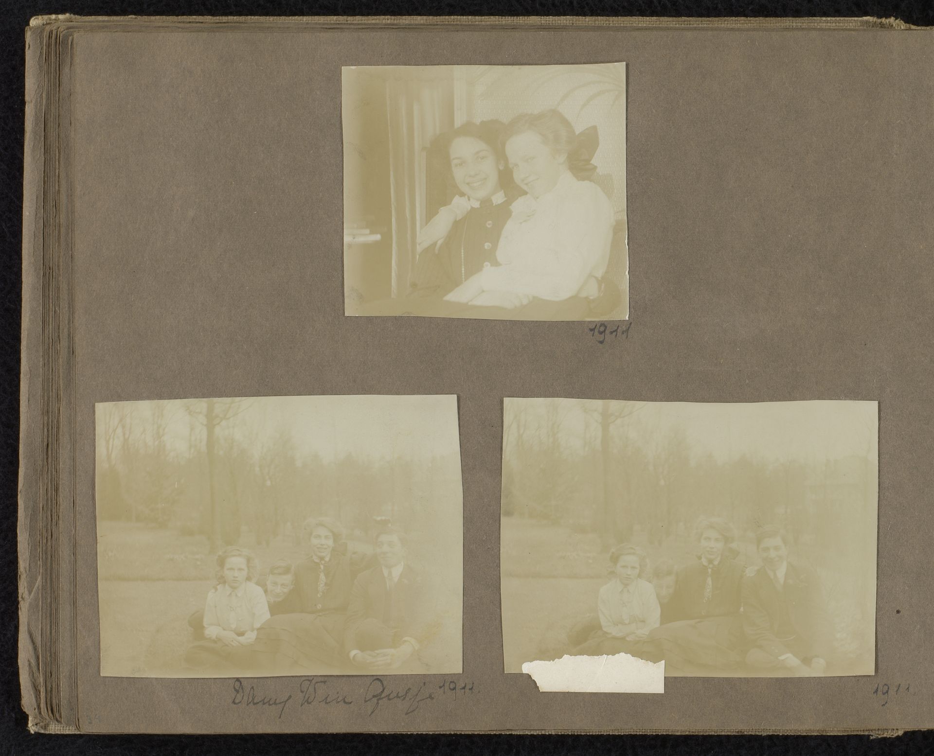 Drie foto's van Loentje Onnen en Winny Uhlenbeck, ook met andere vrienden by Carolina (Loentje) Frederika Onnen