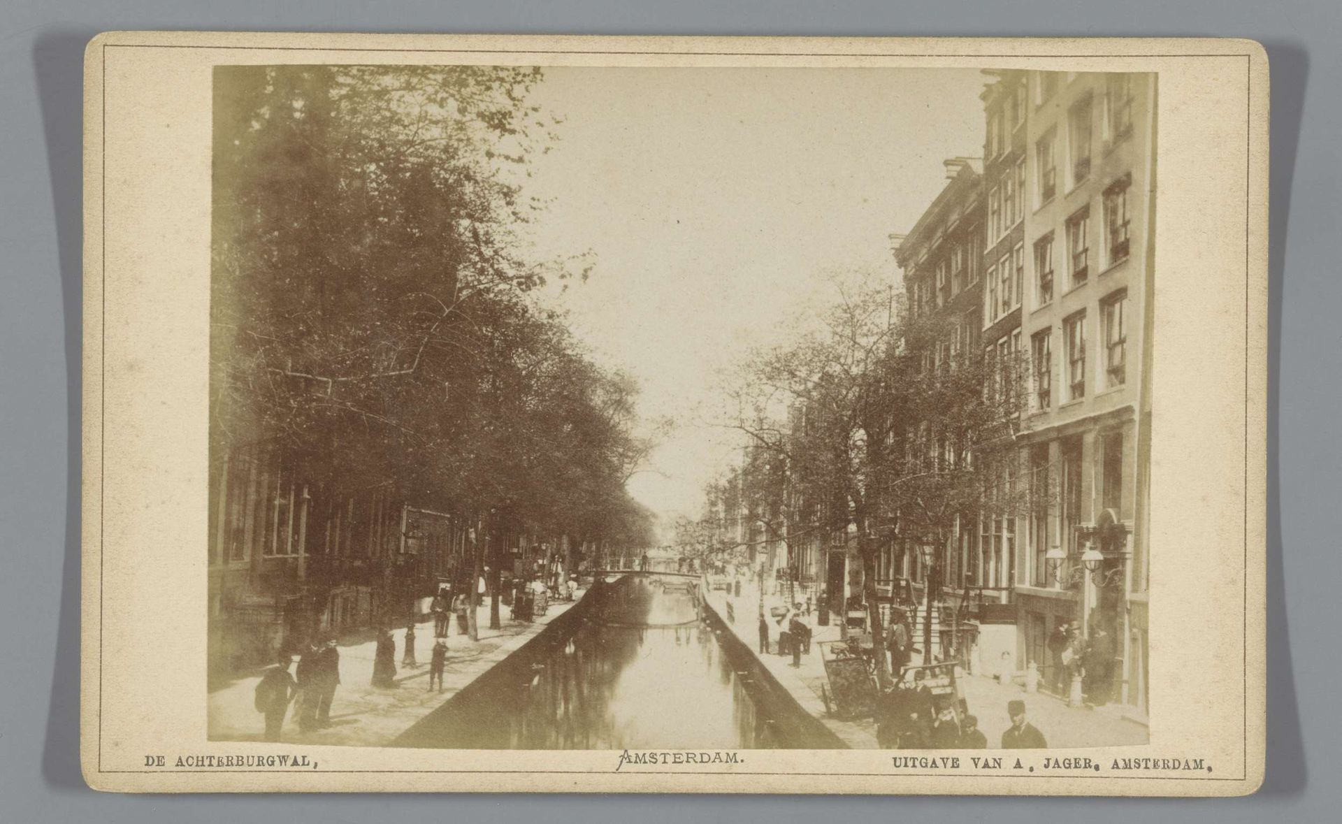 Gezicht op de Oudezijds Achterburgwal in Amsterdam by Andries Jager