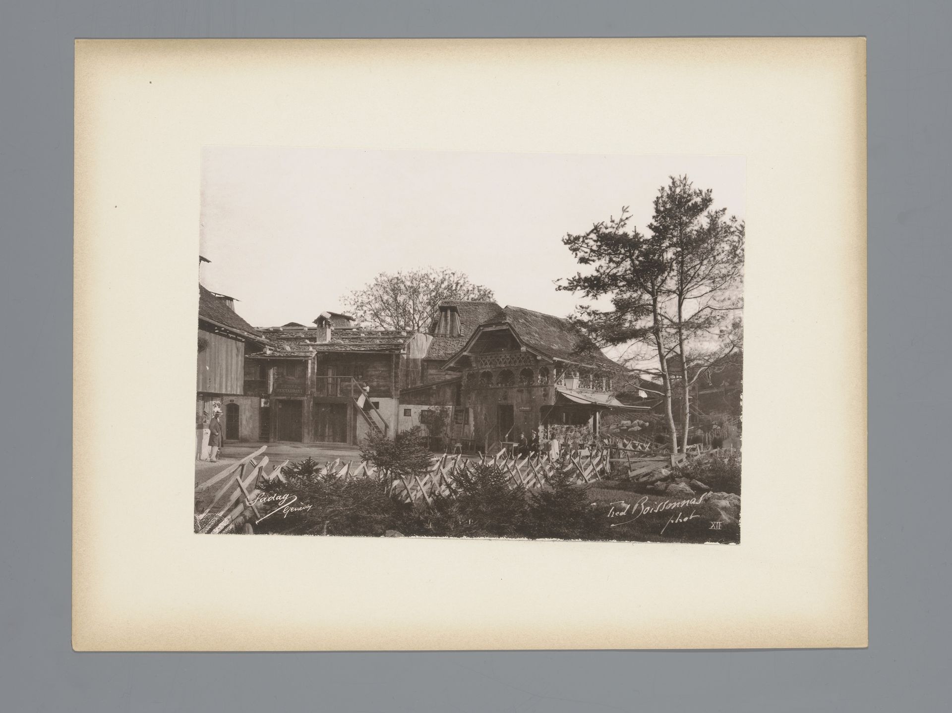Dorpsgezicht te Langnau by Frédéric Boissonnas