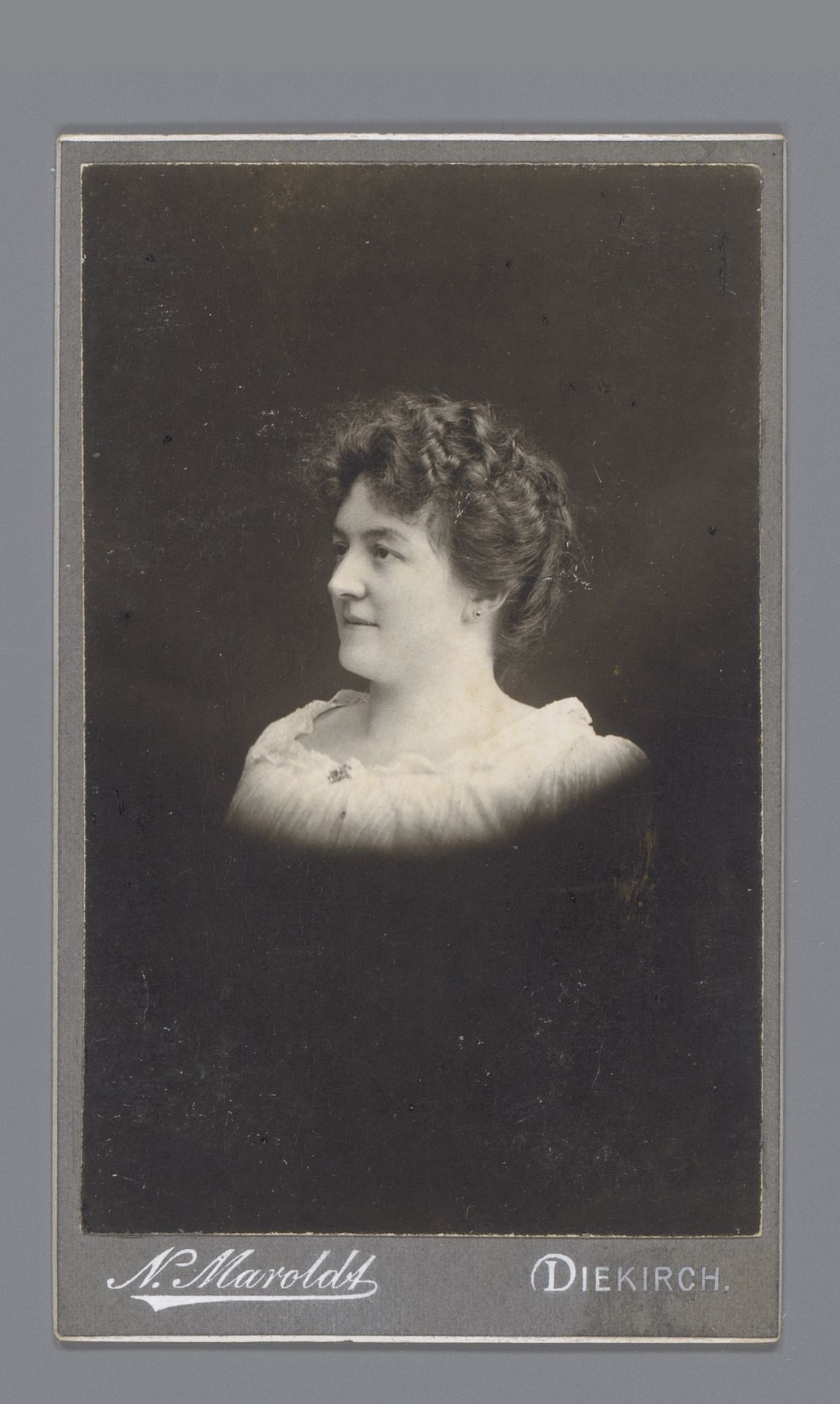 Portret van een onbekende vrouw by Nicolas Maroldt