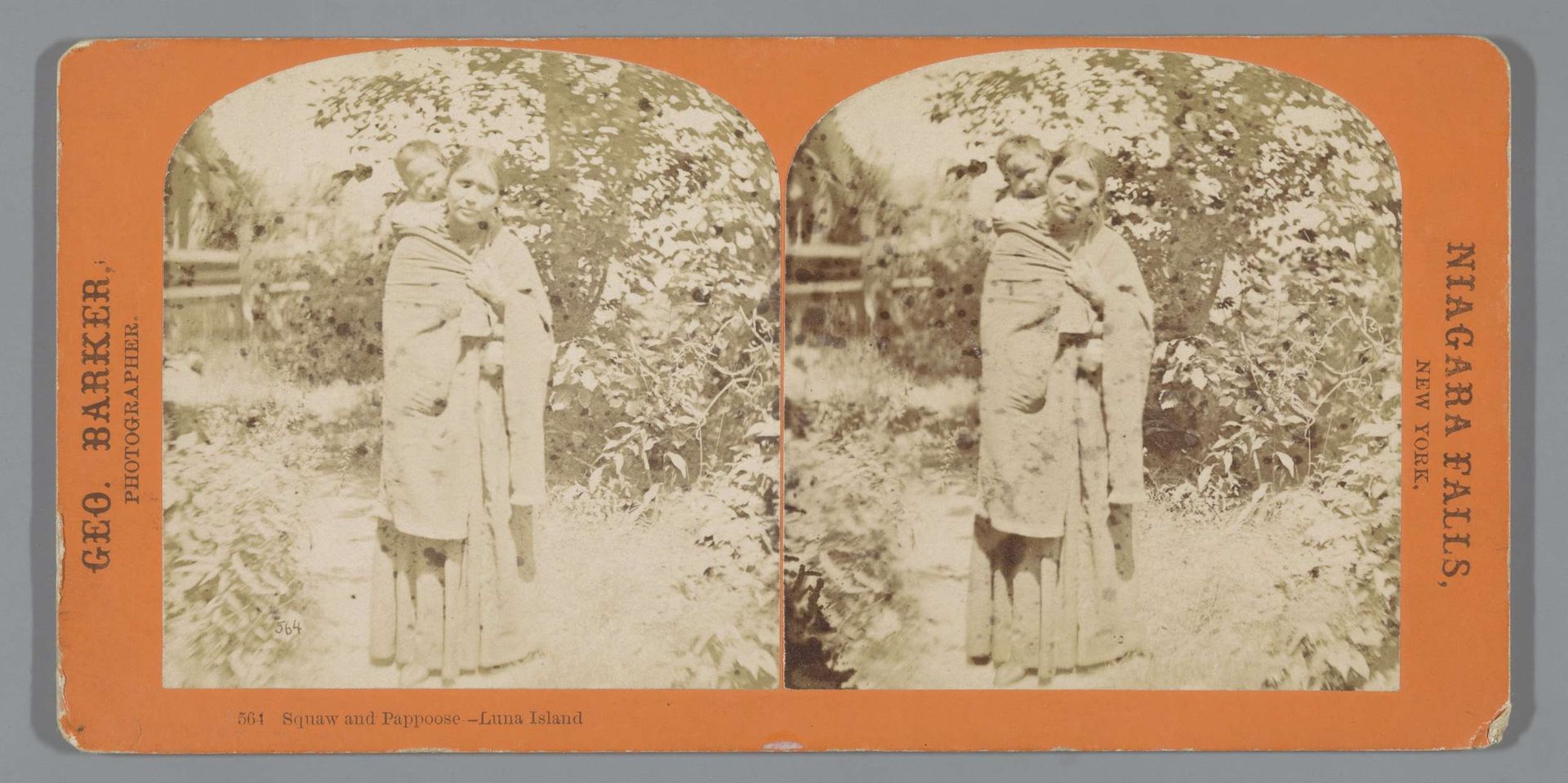 Oorspronkelijk Amerikaanse vrouw met kind op Luna Island, nabij de Niagarawatervallen by George Barker