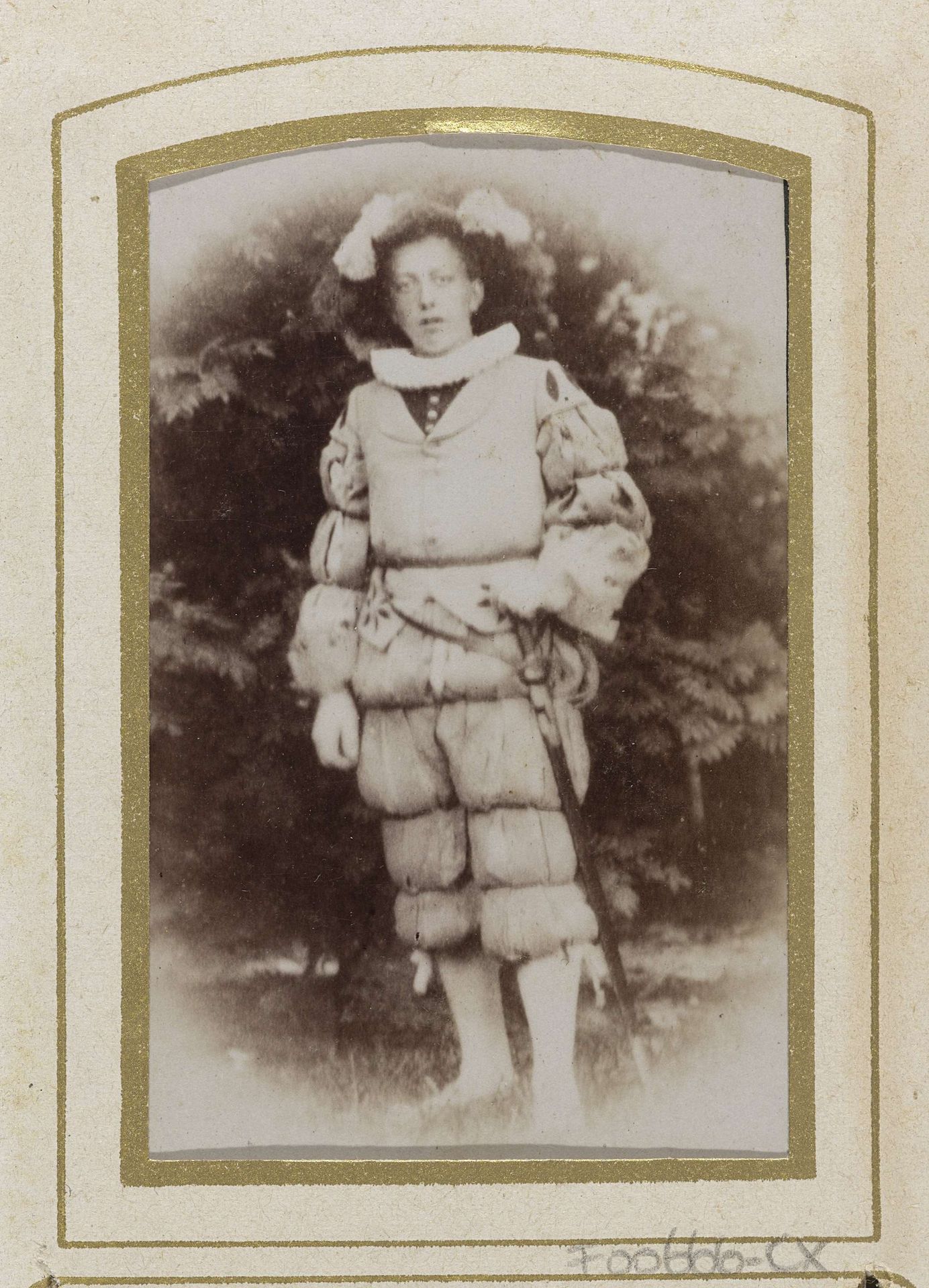 Portret van een jonge man in kostuum met zwaard by Willem Ganter