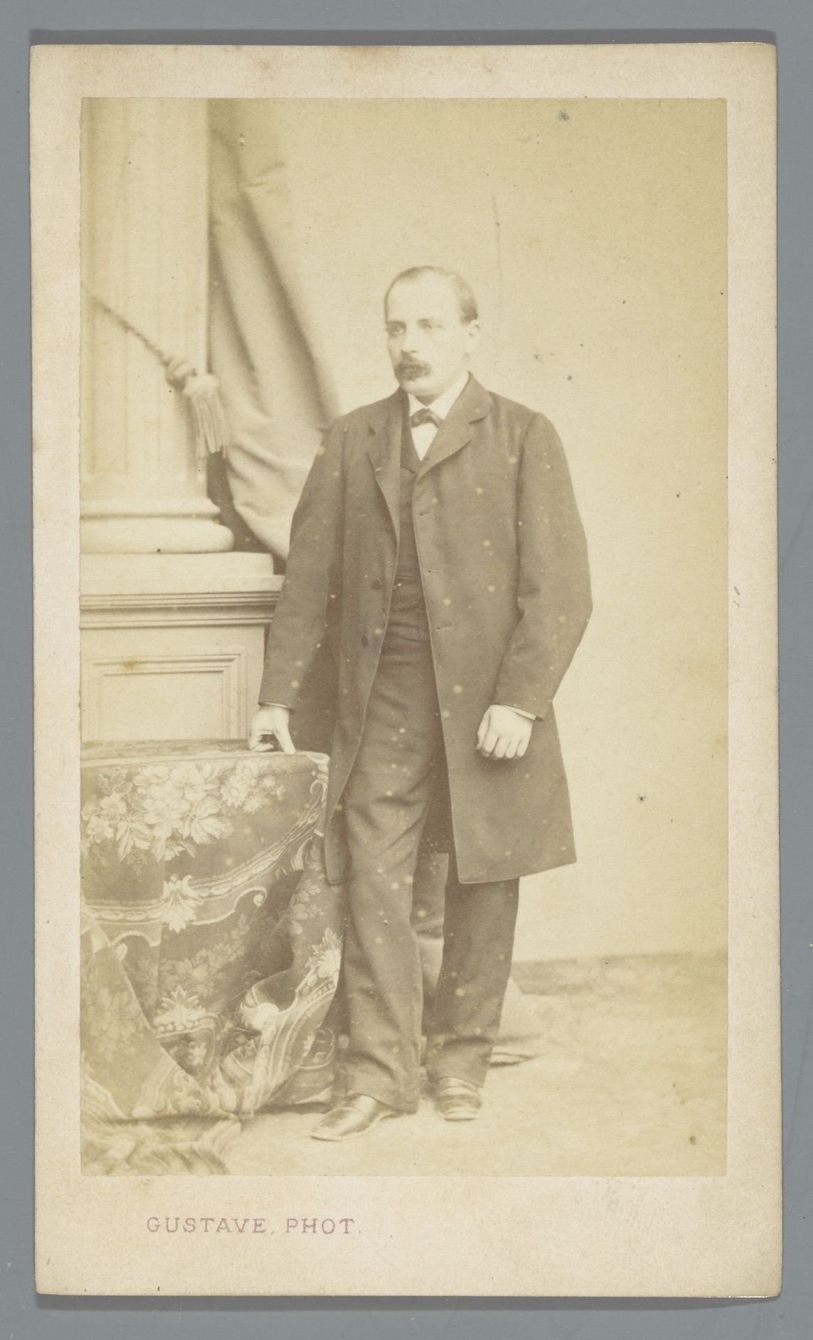Portret van een onbekende man by Gustave (fotograaf)