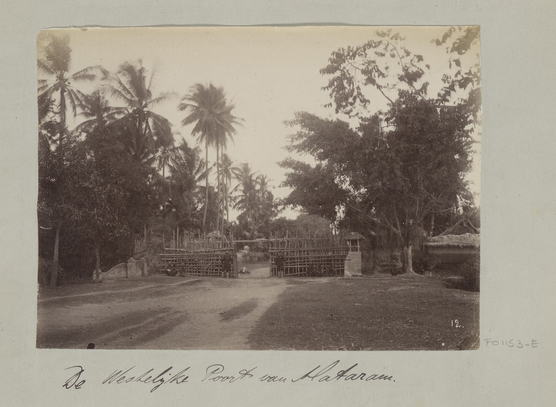 Westelijke poort van Mataram tijdens Lombok-expeditie 1894 by Christiaan Johan Neeb